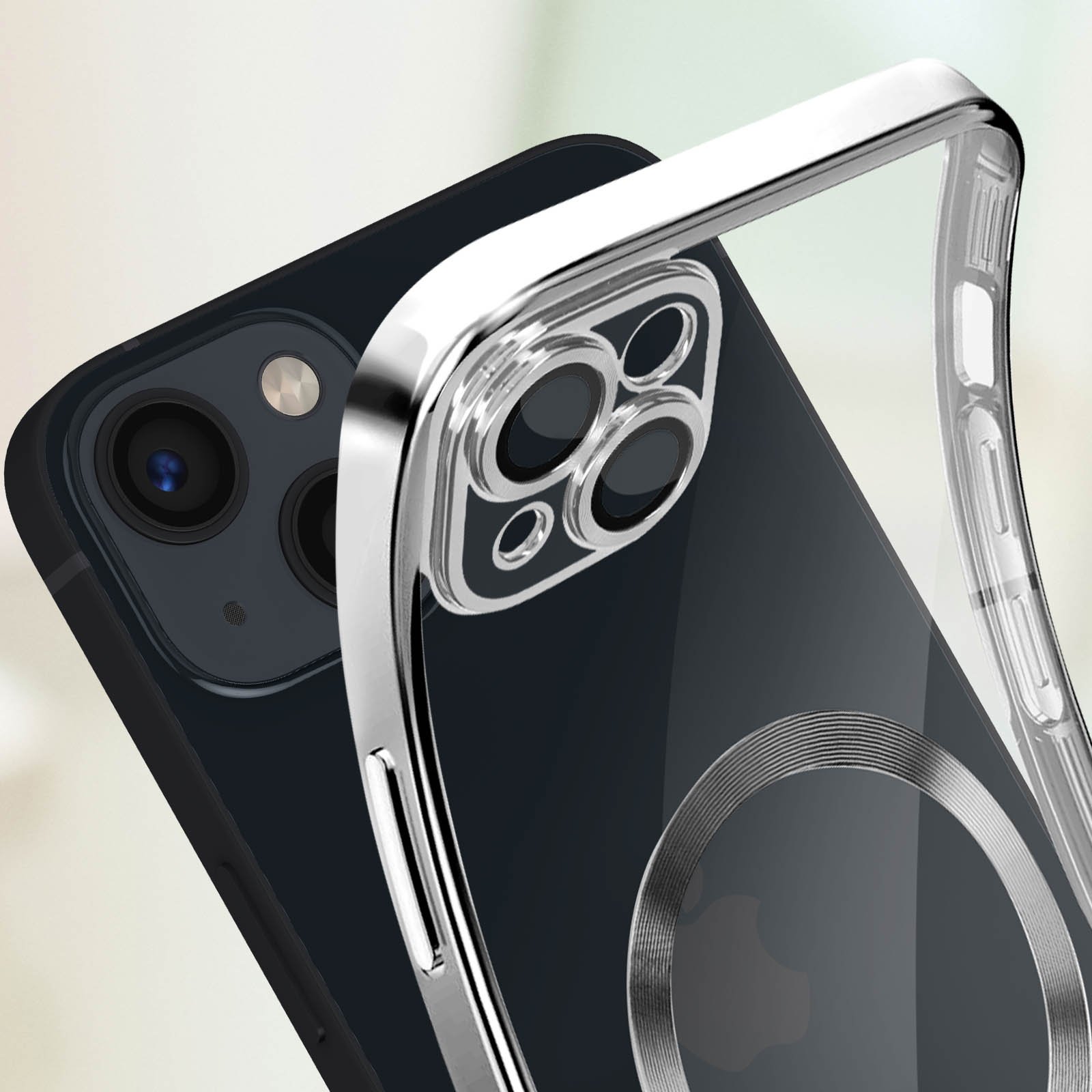 Una custodia per telefono con un anello per fotocamera argentato e retro trasparente, su un telefono scuro.
