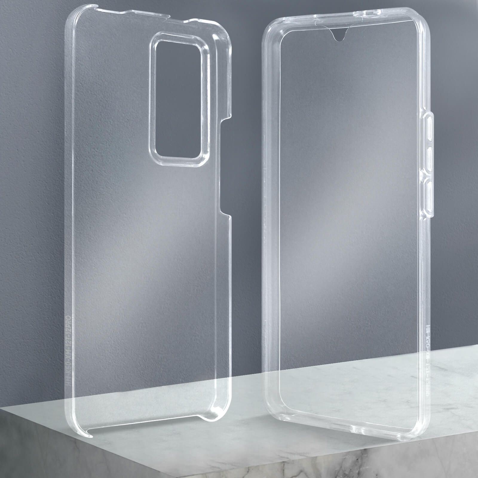 Due custodie trasparenti per telefono, in piedi. Sfondo bianco. Le custodie hanno un design semplice.
