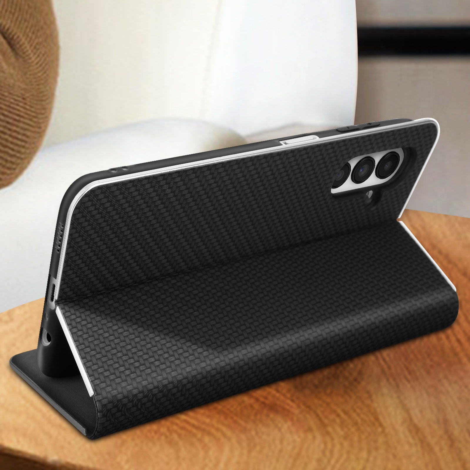 Schwarze Handyhülle geöffnet, das Telefon innen sichtbar. Auf einem Holztisch.