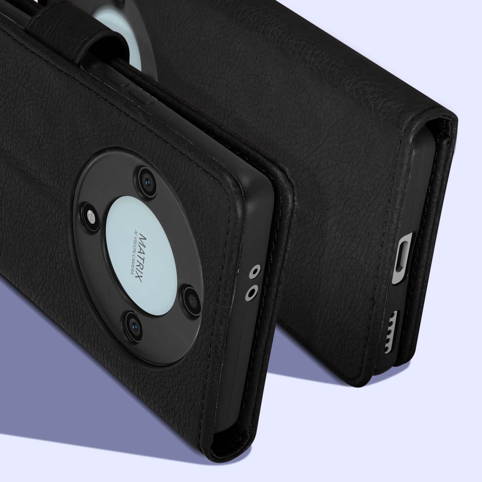 Custodia per telefono in pelle nera con un telefono all'interno. La custodia ha un modulo fotocamera.