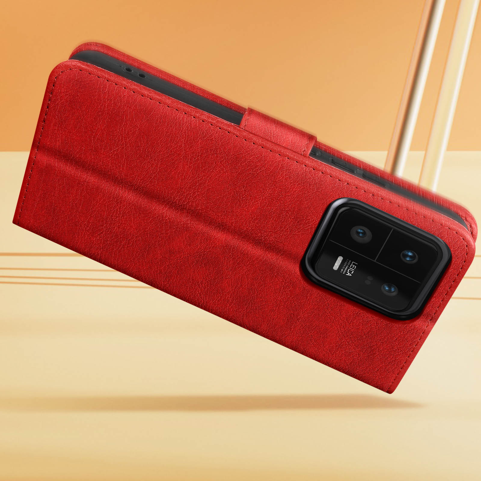 Rote Handyhülle mit Telefon, zeigt die Kamera und die offene Hülle.