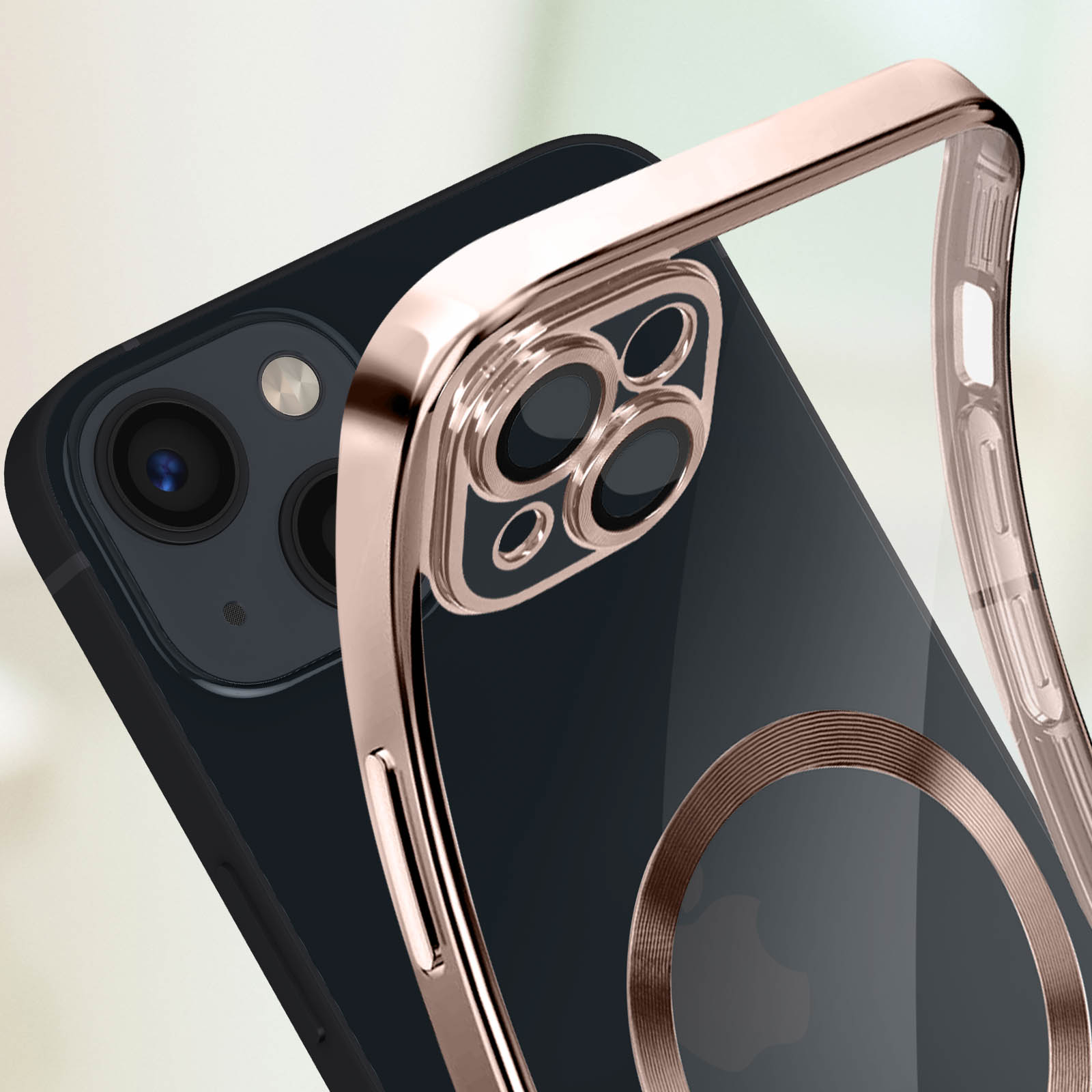 Telefono con custodia trasparente. La custodia ha un anello dorato attorno alla fotocamera. Telefono nero.