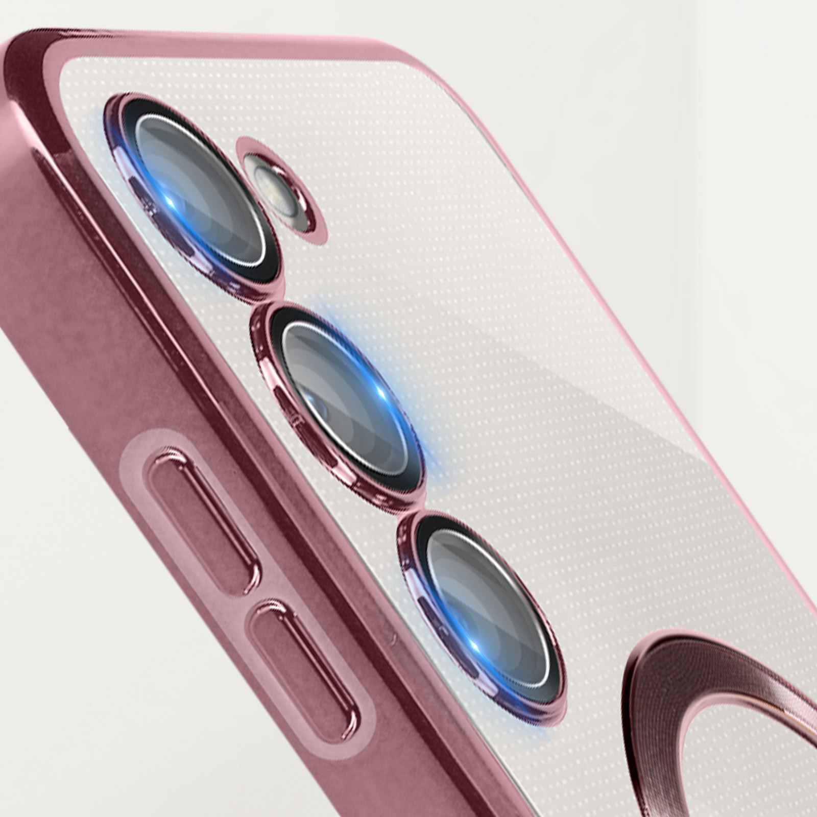 Primo piano di una custodia per telefono oro rosa con lenti della fotocamera. Sfondo bianco.