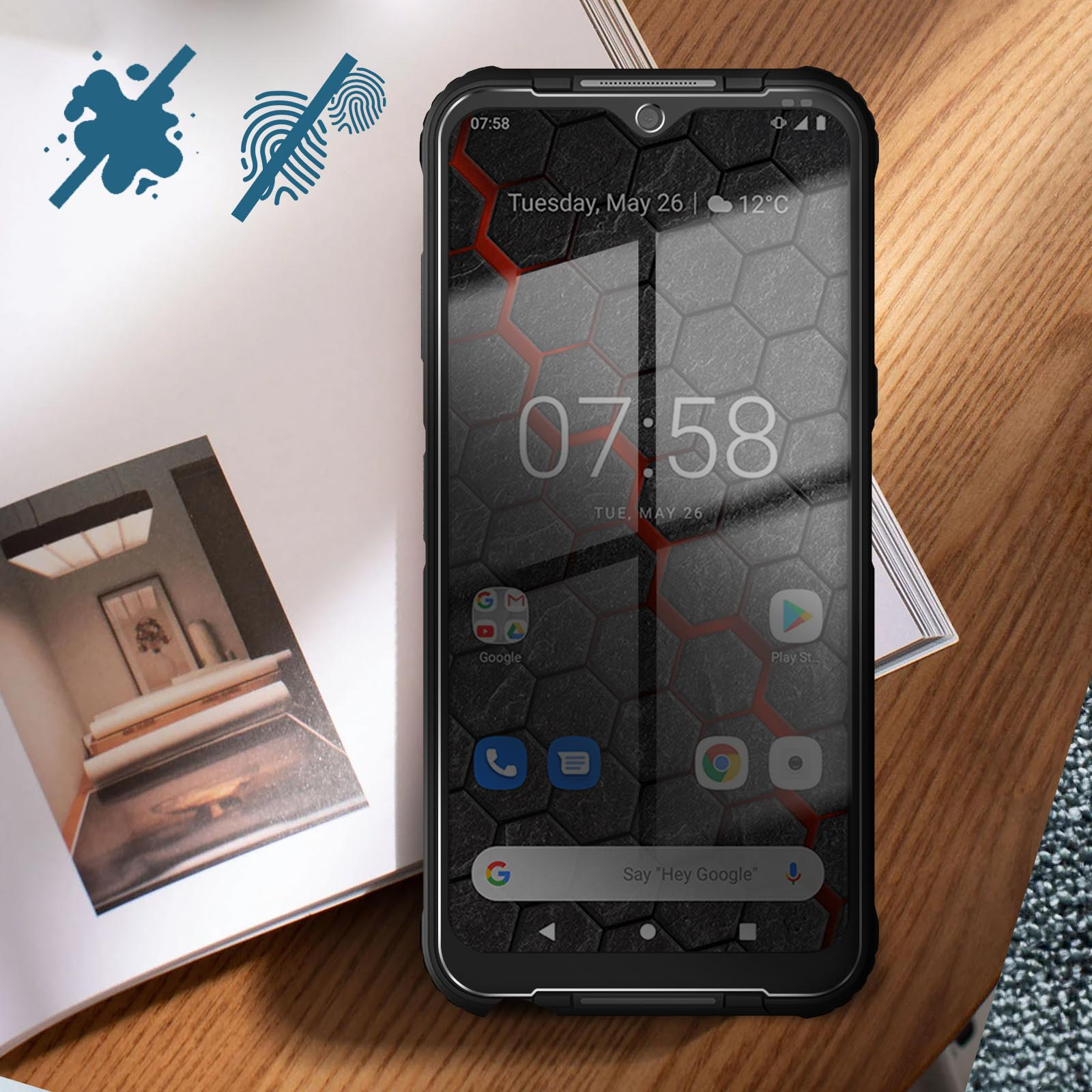 Teléfono con funda negra sobre una superficie de madera. La pantalla muestra hora, fecha y aplicaciones.