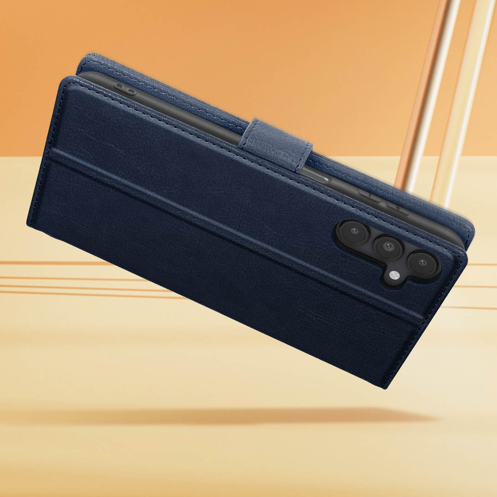 Marineblauwe telefoonhoes in open positie, met een telefoon erin. De achtergrond is een oranje verloop.