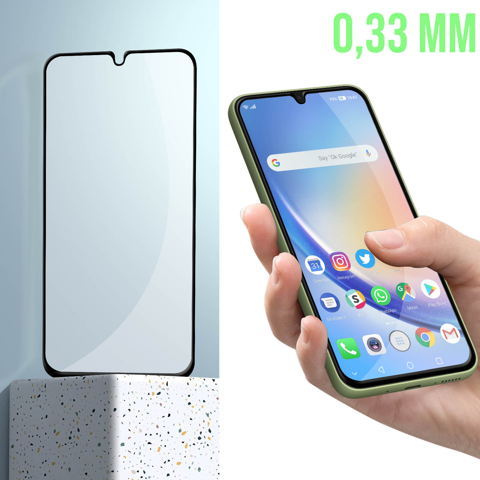 Téléphone avec protecteur d'écran, en main. Écran du téléphone affichant des icônes d'applications, fond vert et blanc.