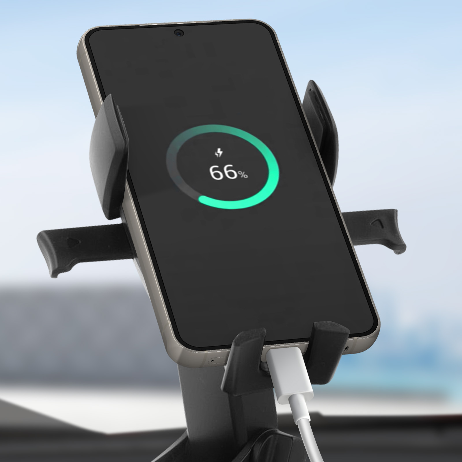 Ein Telefon in einer Autohalterung, das geladen wird. Telefon zeigt Ladeprozentsatz: 66%.