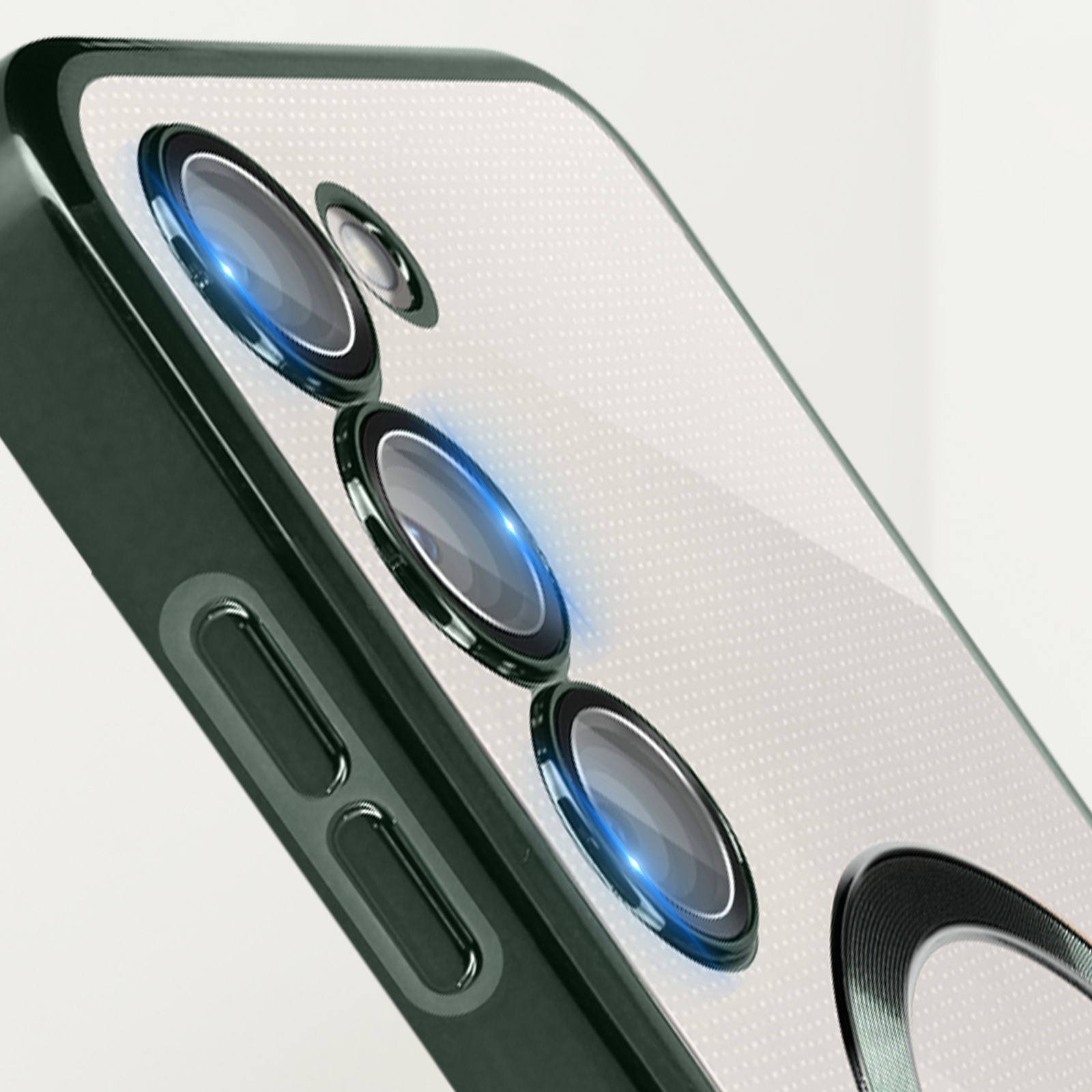 Primo piano di un telefono con tre obiettivi, una custodia trasparente e una cornice verde.