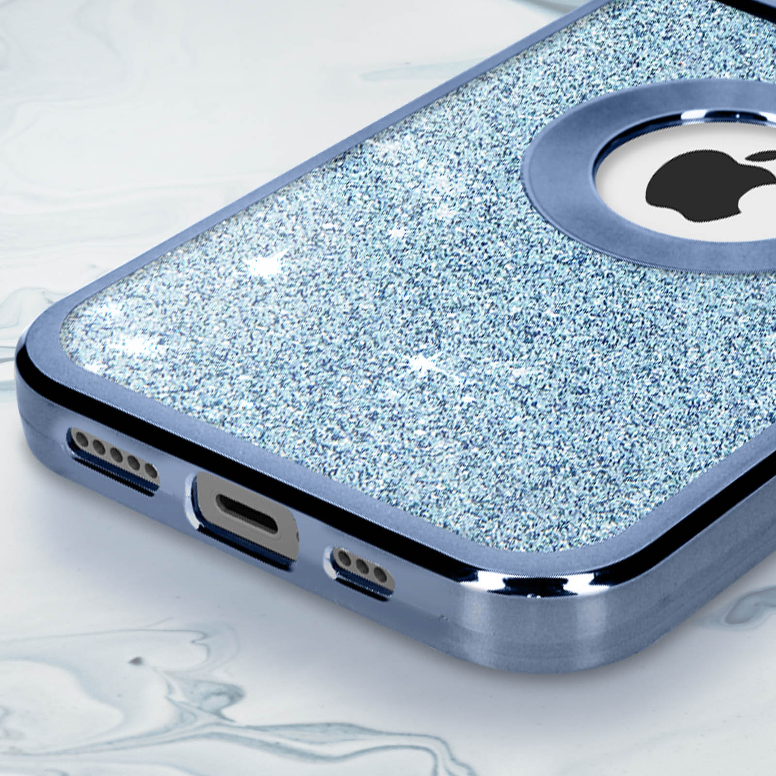 Primo piano di una custodia blu glitterata con cornice argentata, che mostra il logo Apple.