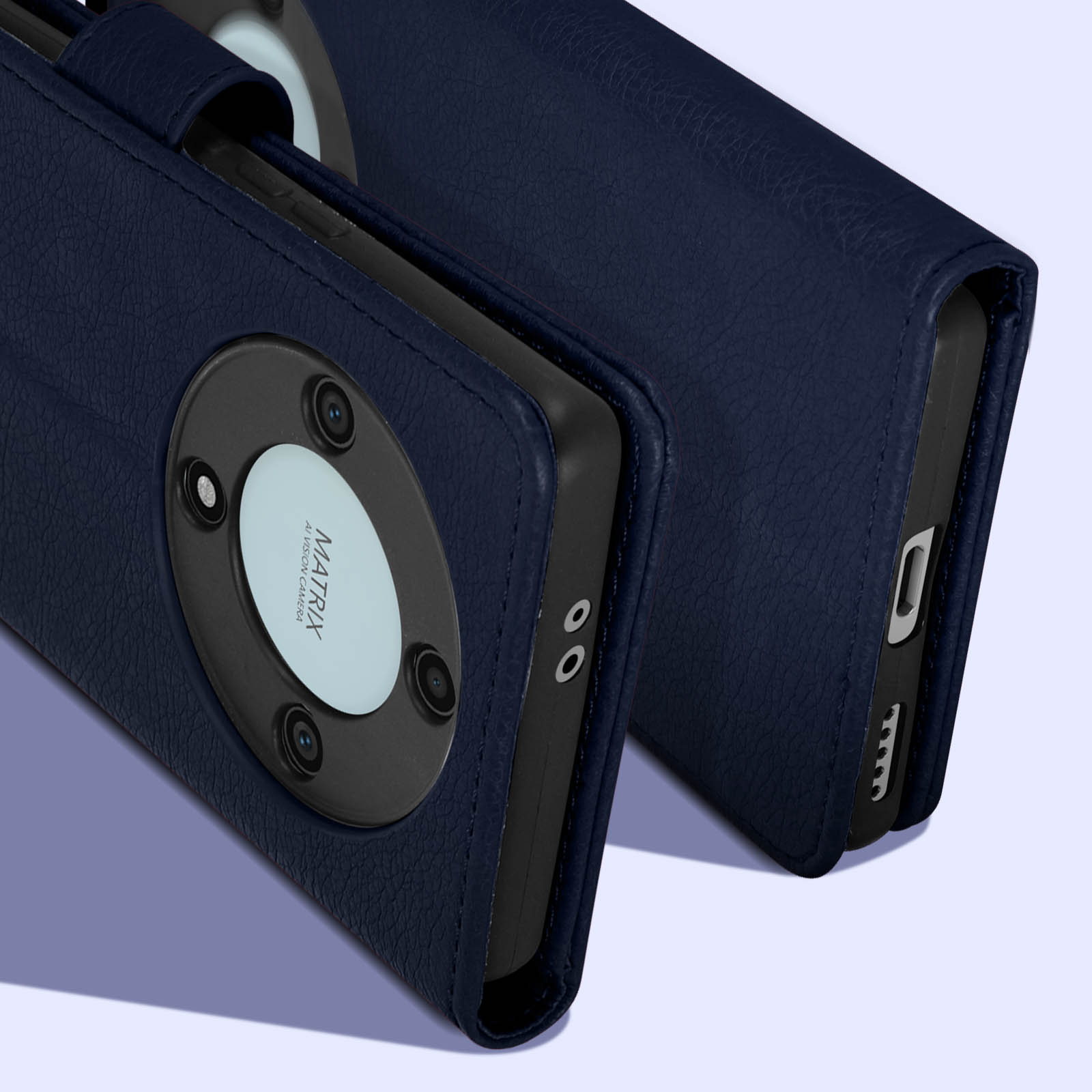 Primo piano di una custodia per telefono in pelle blu con modulo fotocamera. La custodia è aperta.