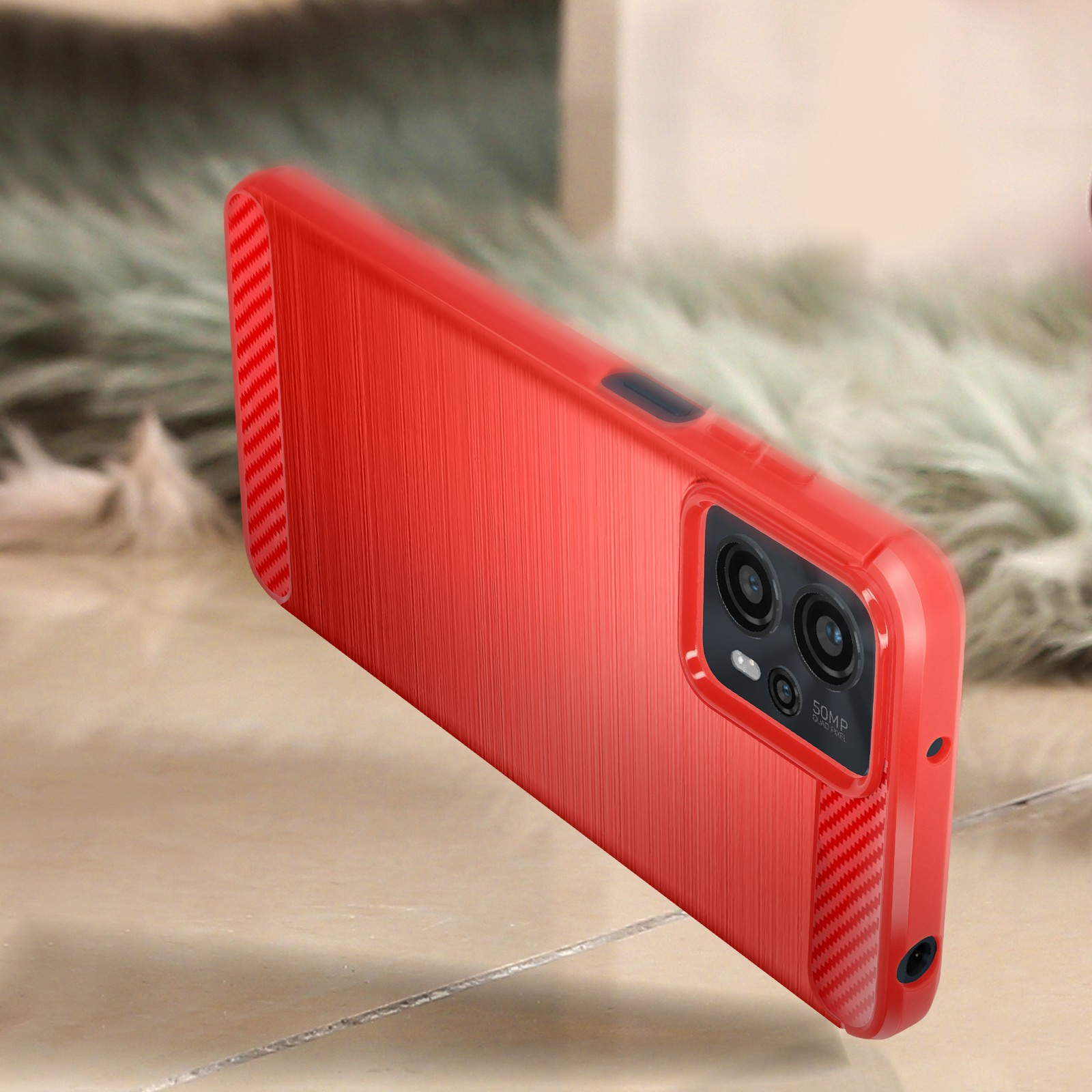 Una custodia rossa per telefono con superficie strutturata, angolata verso la fotocamera.