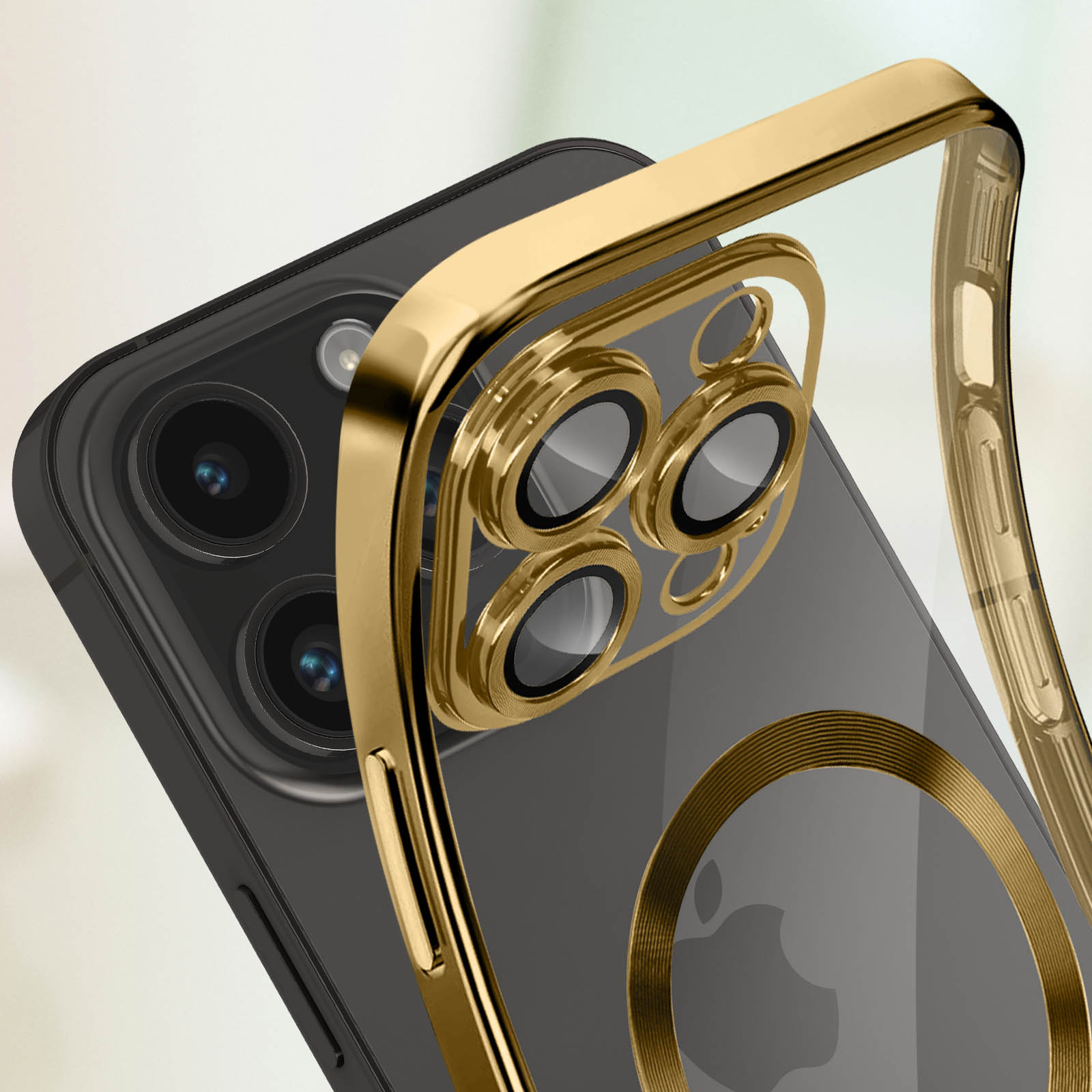 Primo piano della fotocamera di un telefono con una custodia dorata. Il telefono è nero.