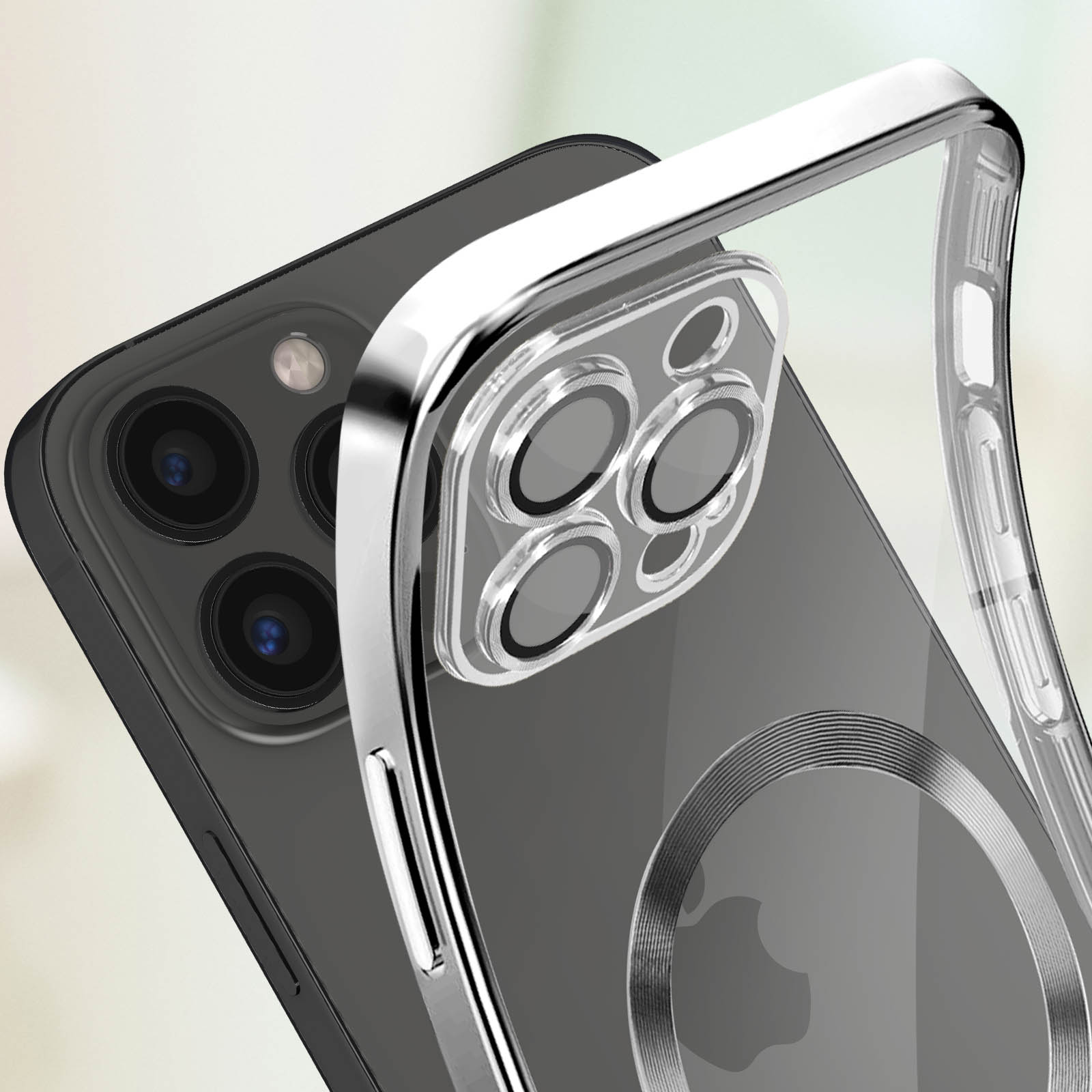 Custodia trasparente su un telefono nero. La custodia ha bordi argentati metallici attorno alla fotocamera.