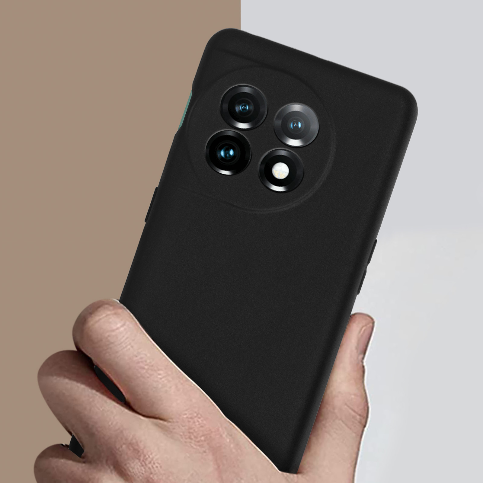 Mano che tiene un telefono nero in una custodia con lenti multiple. Sfondo beige e marrone.