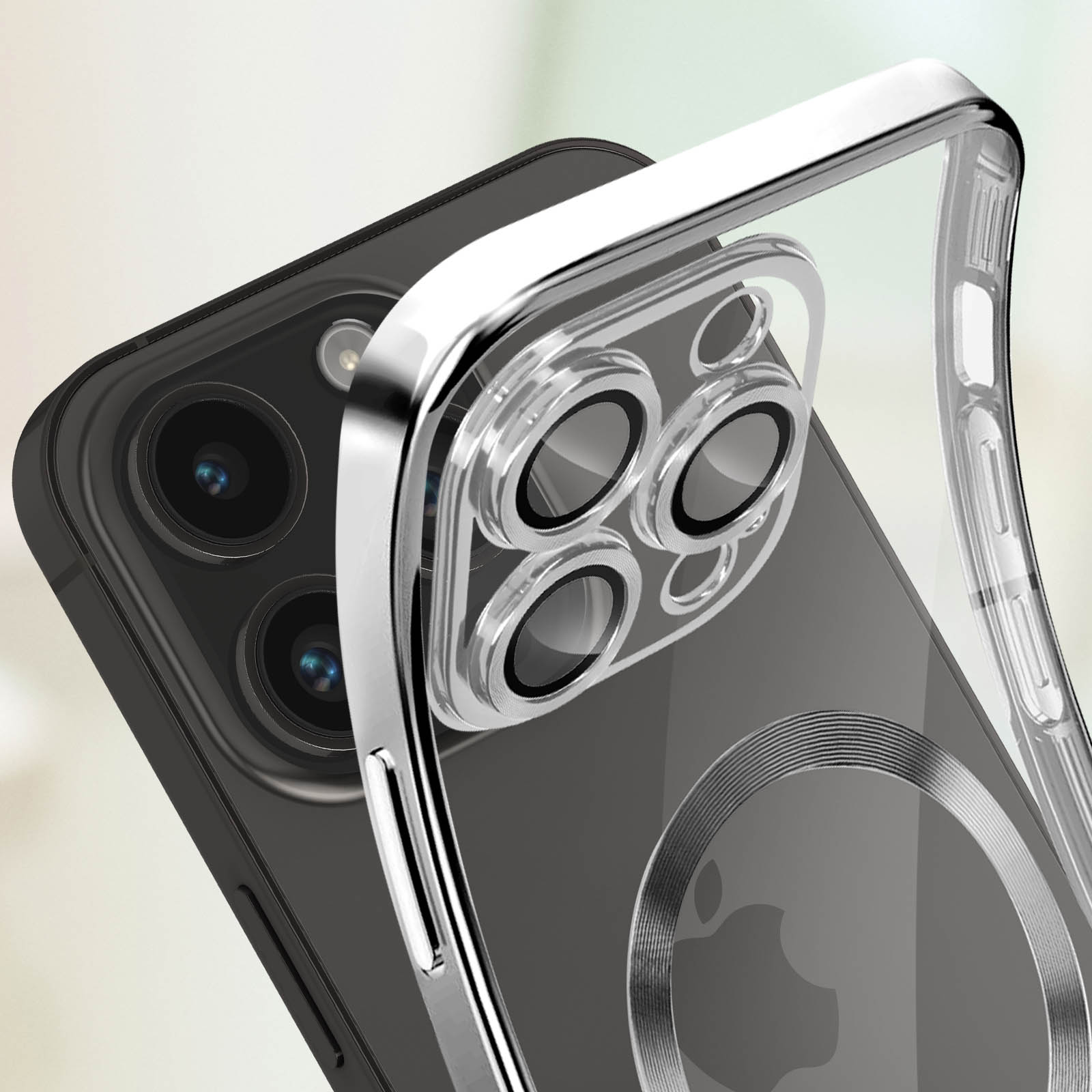Gros plan d'une coque de téléphone transparente avec un anneau métallique autour des lentilles de la caméra et du logo Apple.