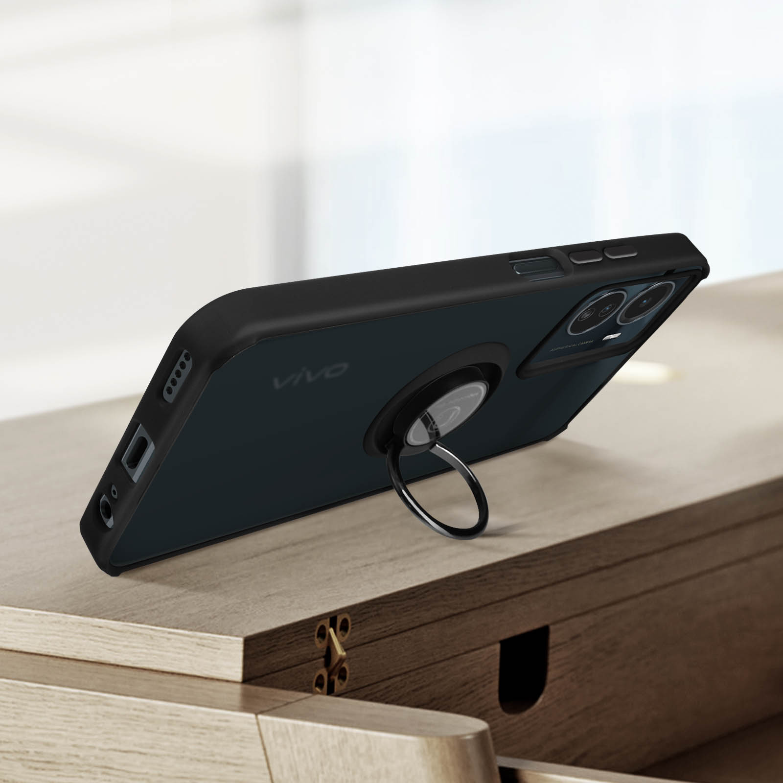 Custodia nera con anello su legno. Logo Vivo visibile.