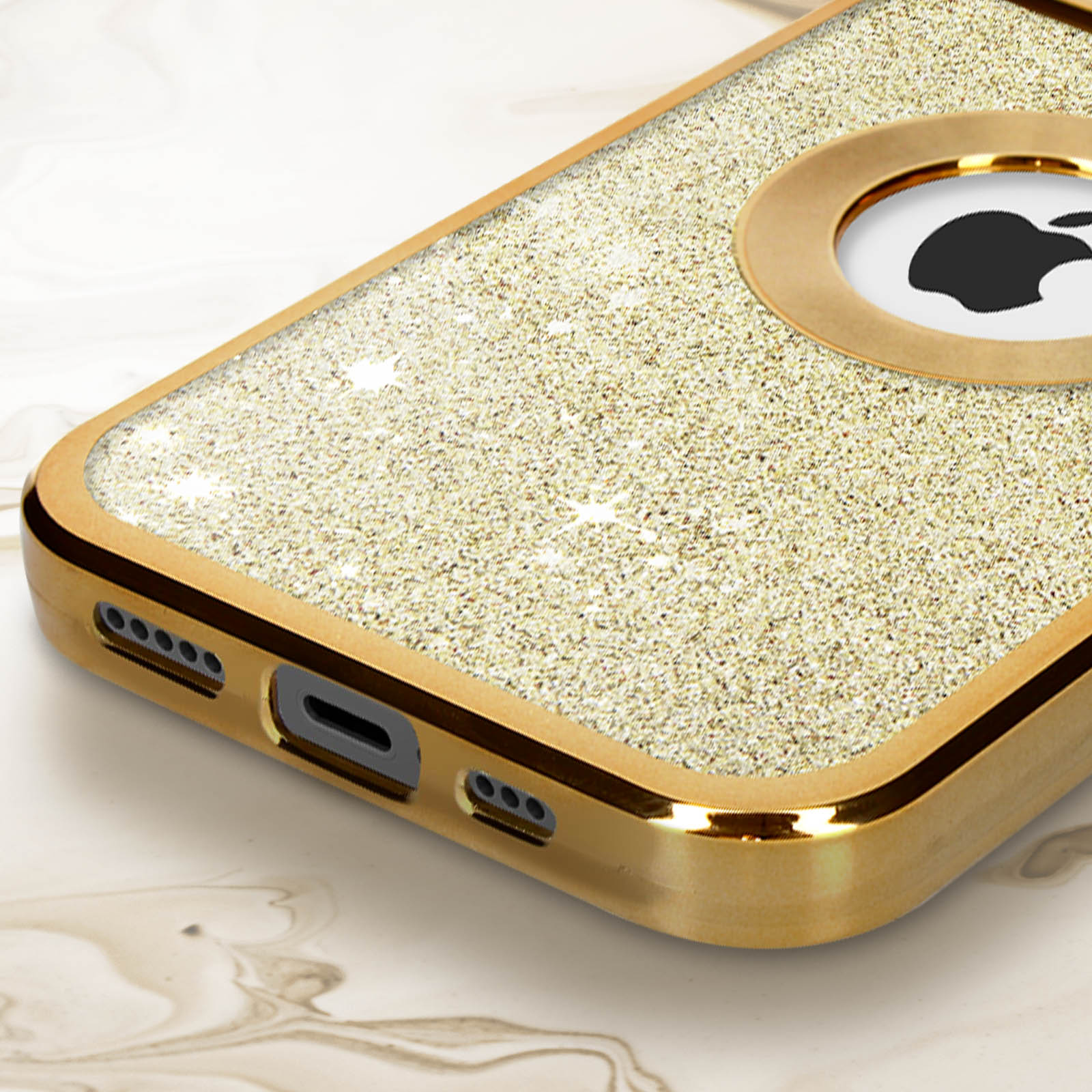 Primo piano di una custodia dorata con glitter e logo Apple nero. Dettagli brillanti.