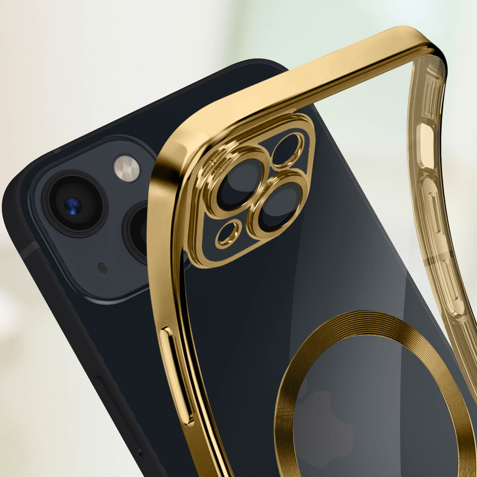 Eine Handyhülle mit goldenem Kameraring und klarer Rückseite, auf einem dunklen Telefon.