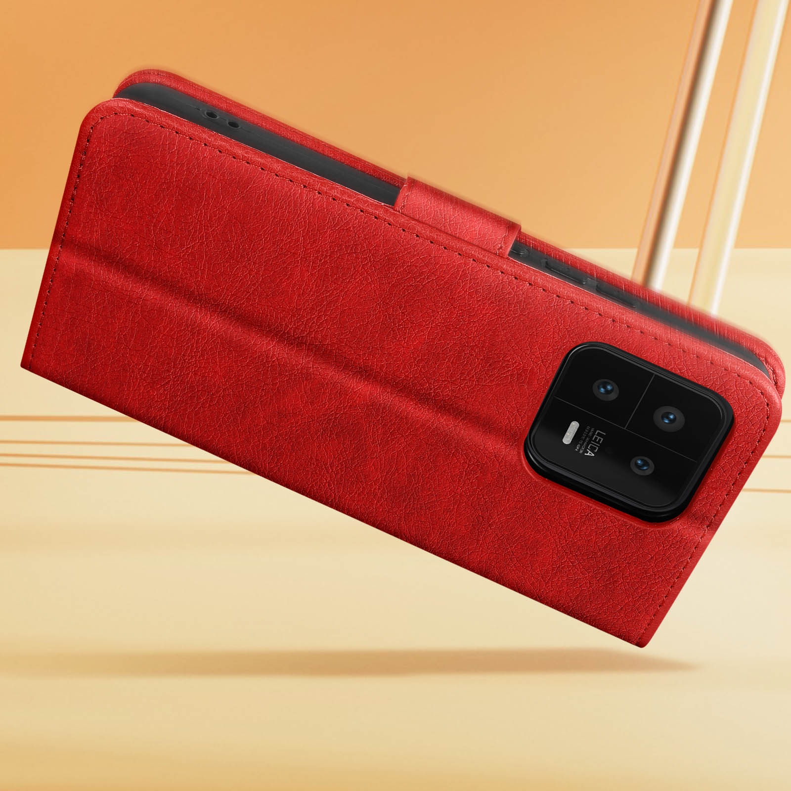 Een rode telefoonhoes is open en toont een telefoon. De telefoon heeft drie camera's en een zwart oppervlak.