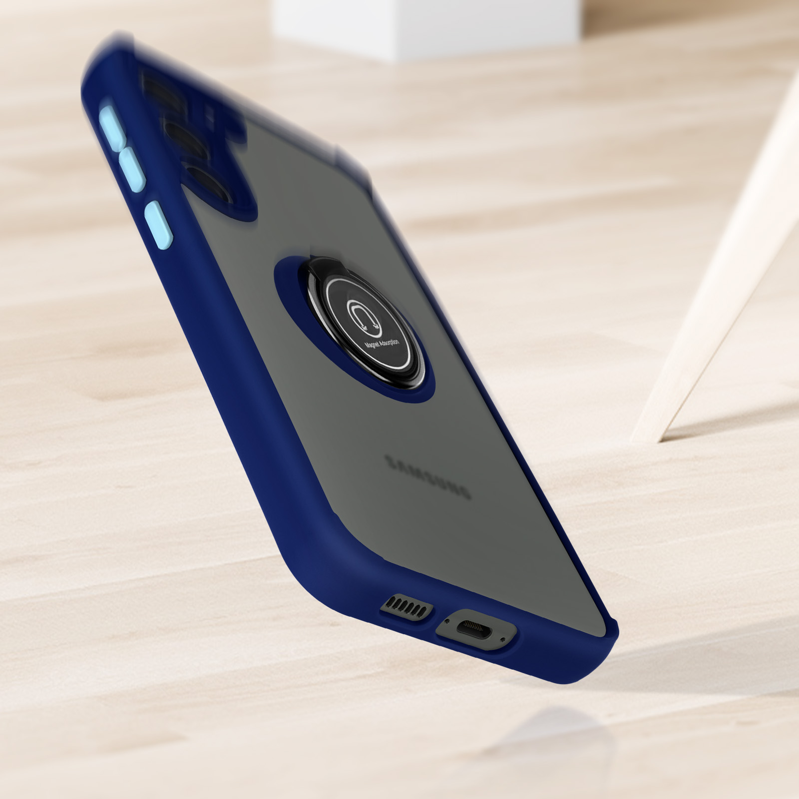 Un étui de téléphone est sur une table. L'étui est bleu avec un dos transparent.