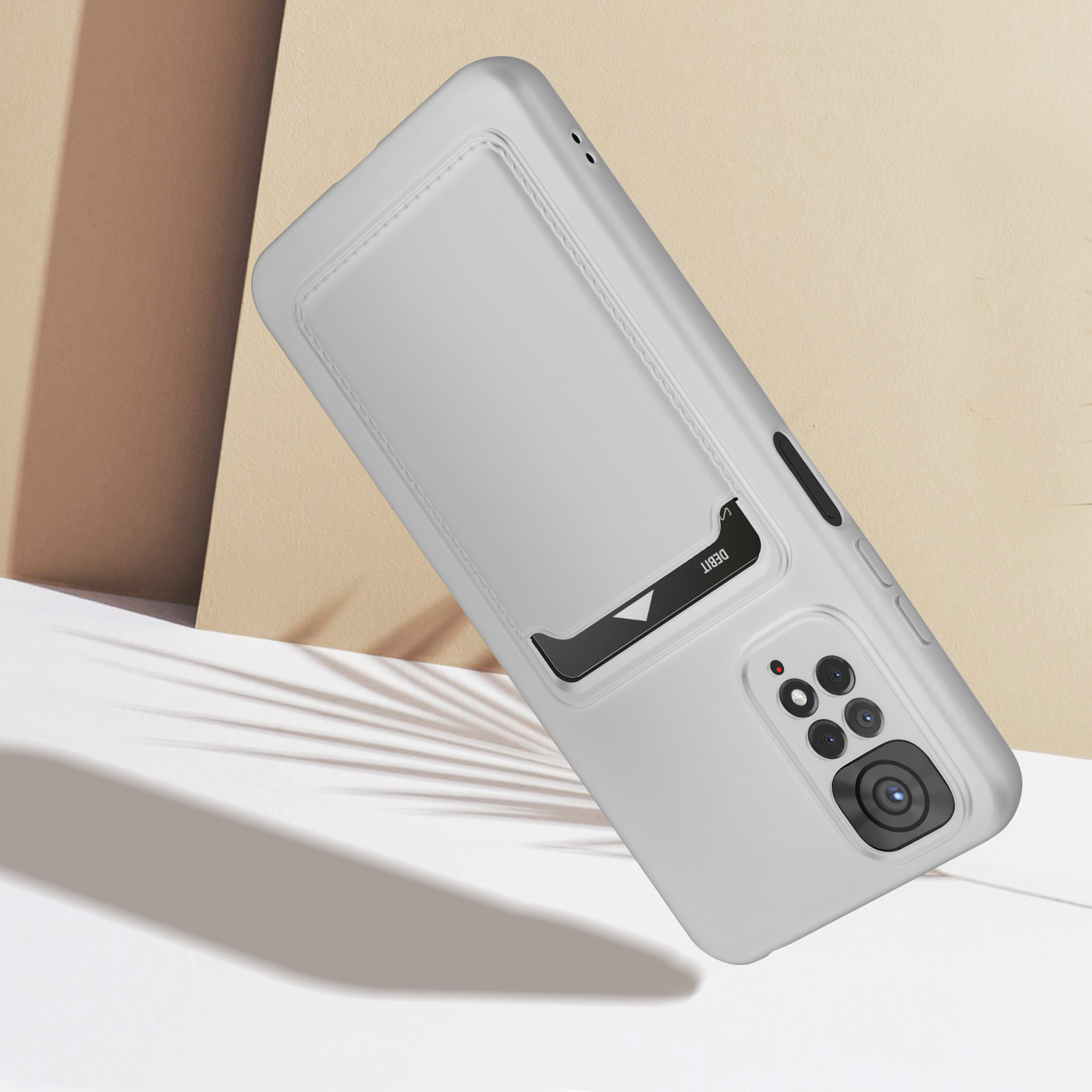 Una custodia per telefono grigio chiaro con uno slot per schede e un dettaglio nero, su una superficie bianca.