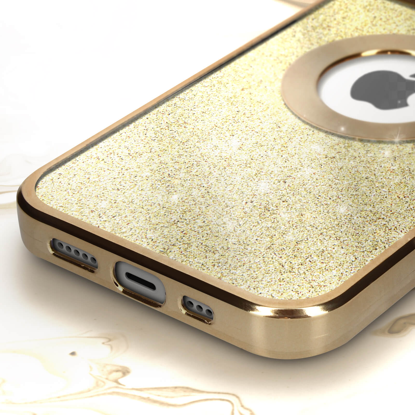 Primo piano di una custodia dorata per telefono con un dettaglio circolare. La custodia ha un bordo dorato e una superficie glitterata.