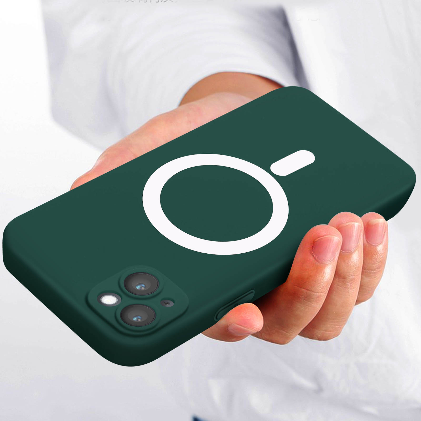 Una custodia verde scuro con un cerchio bianco sul retro è tenuta in mano.