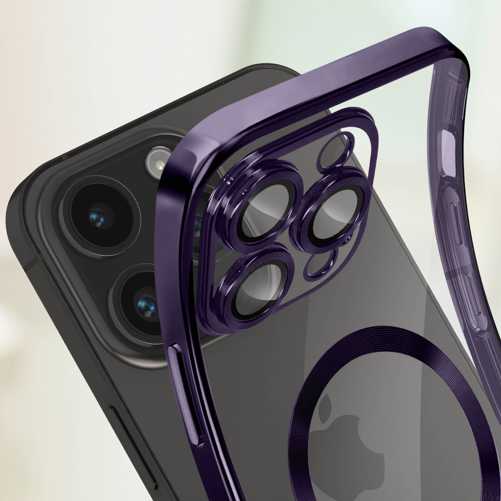 Una custodia trasparente con bordo viola, che tiene un telefono con tre lenti.