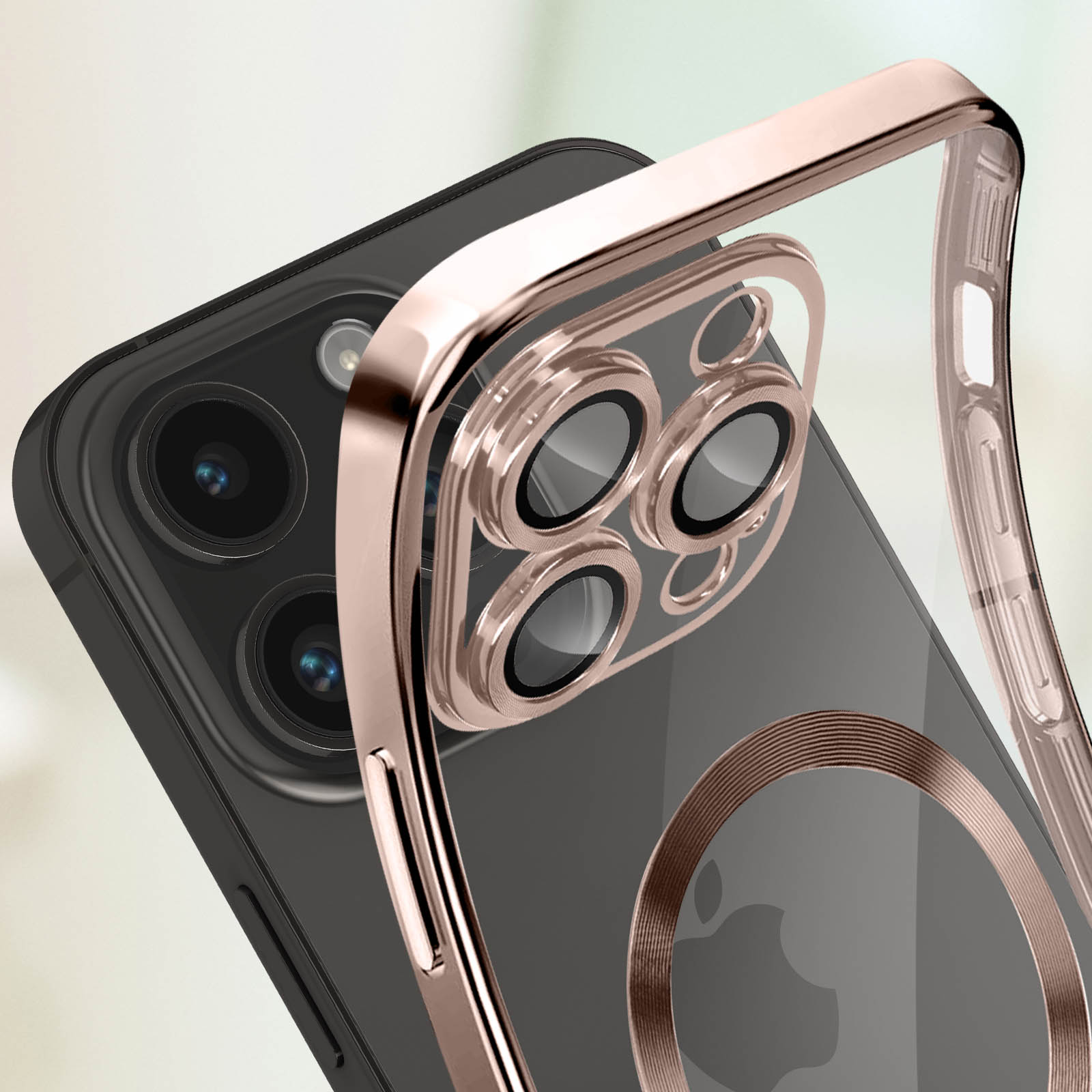 Una custodia per telefono ha un anello d'oro attorno alla fotocamera. Il telefono ha 3 fotocamere. Custodia trasparente.