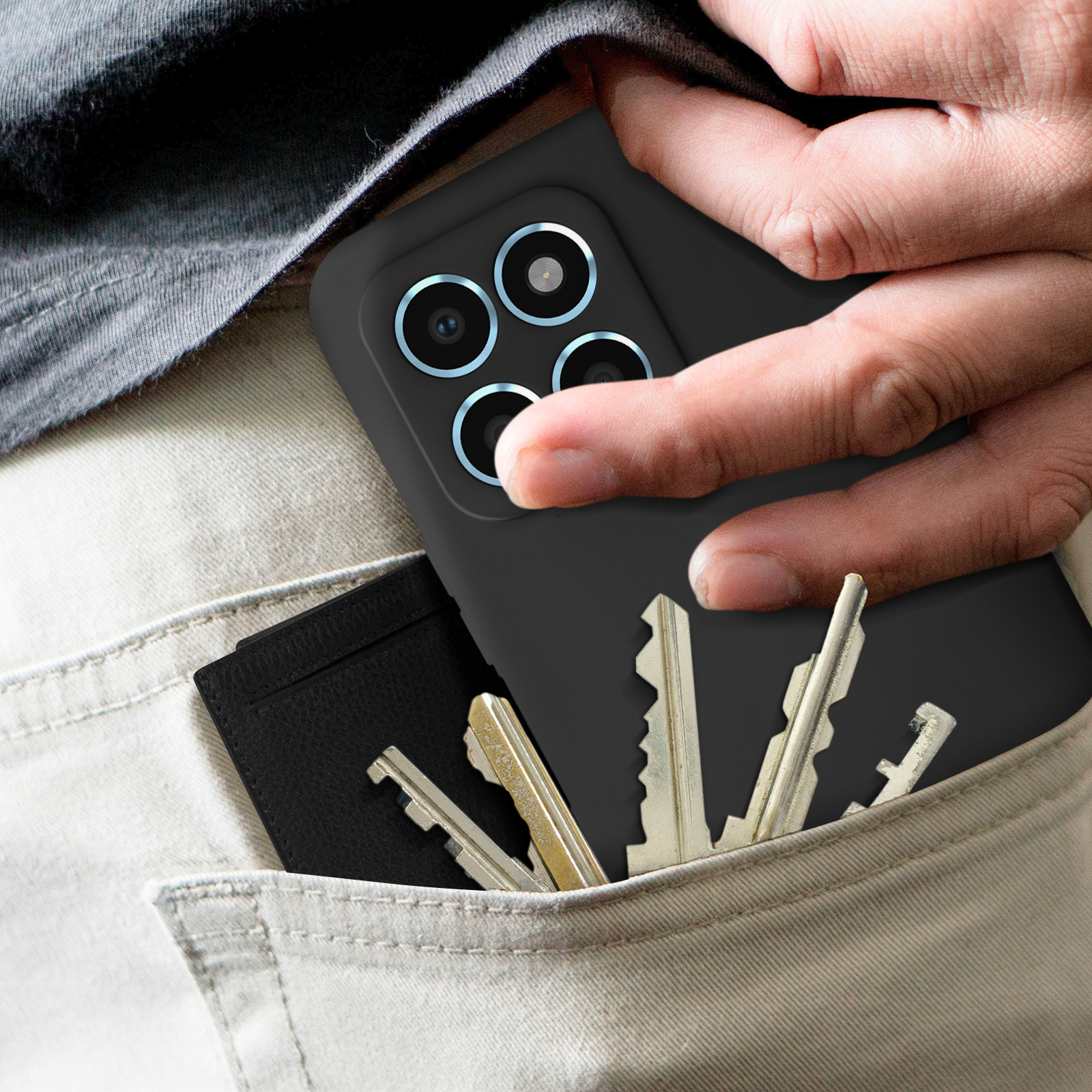 Étui de téléphone noir dans une poche avec des clés et un porte-cartes.