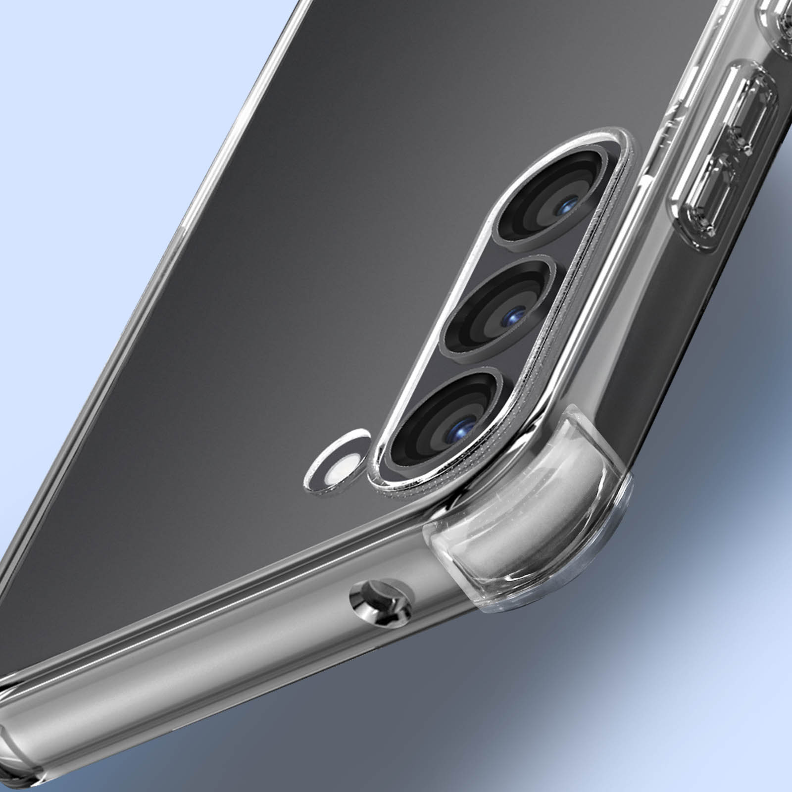 Primo piano di una custodia per telefono con tre ritagli per la fotocamera. La custodia è trasparente e il telefono è visibile.