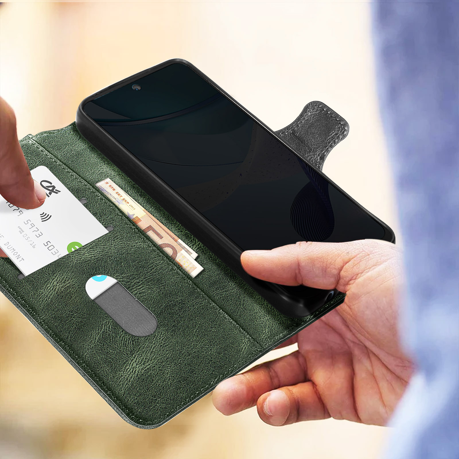 Una persona tiene aperta una custodia con denaro e una carta all'interno. Il telefono è visibile.