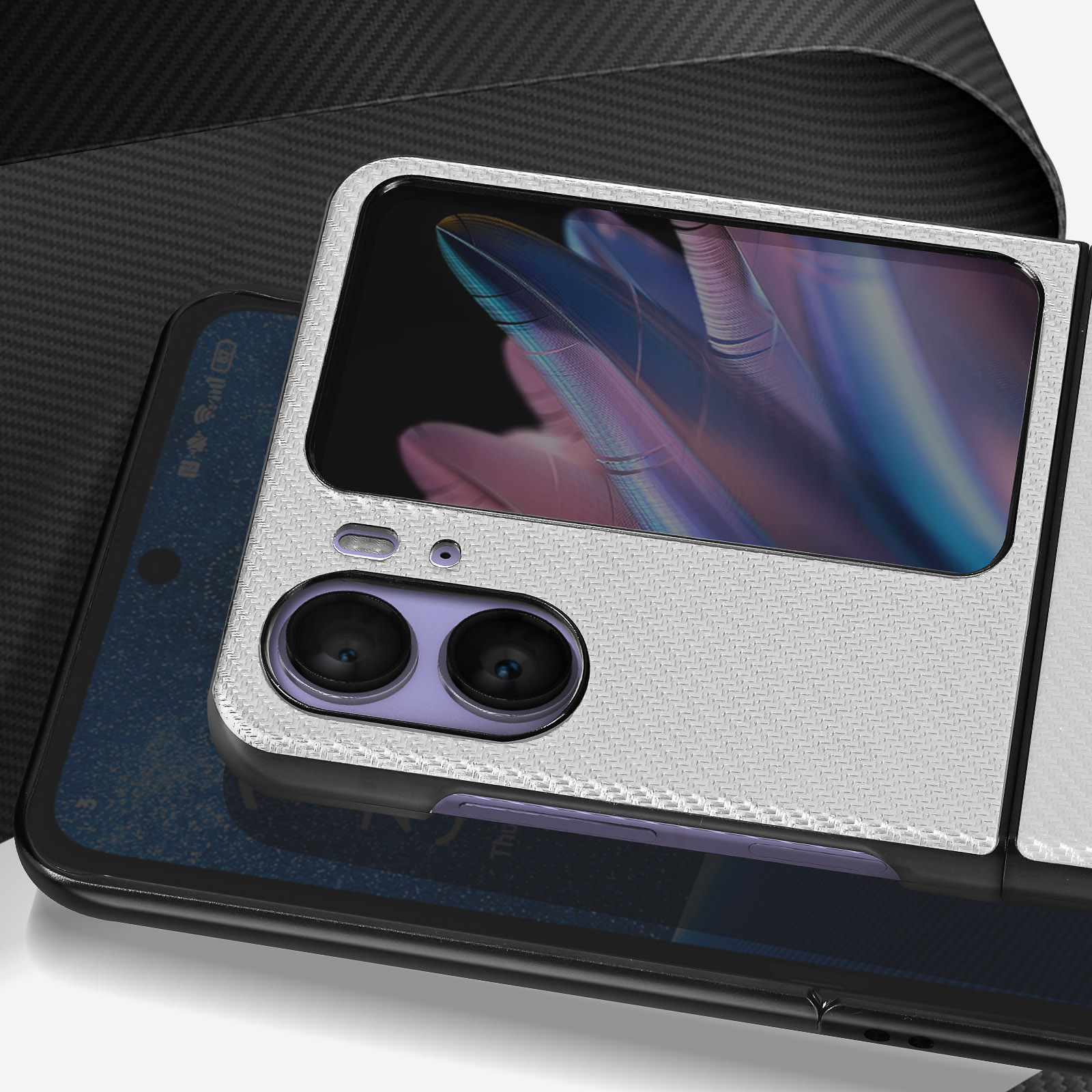 Telefono nero con retro bianco a fantasia in una custodia bianca e argento. Sfondo in fibra di carbonio nera.