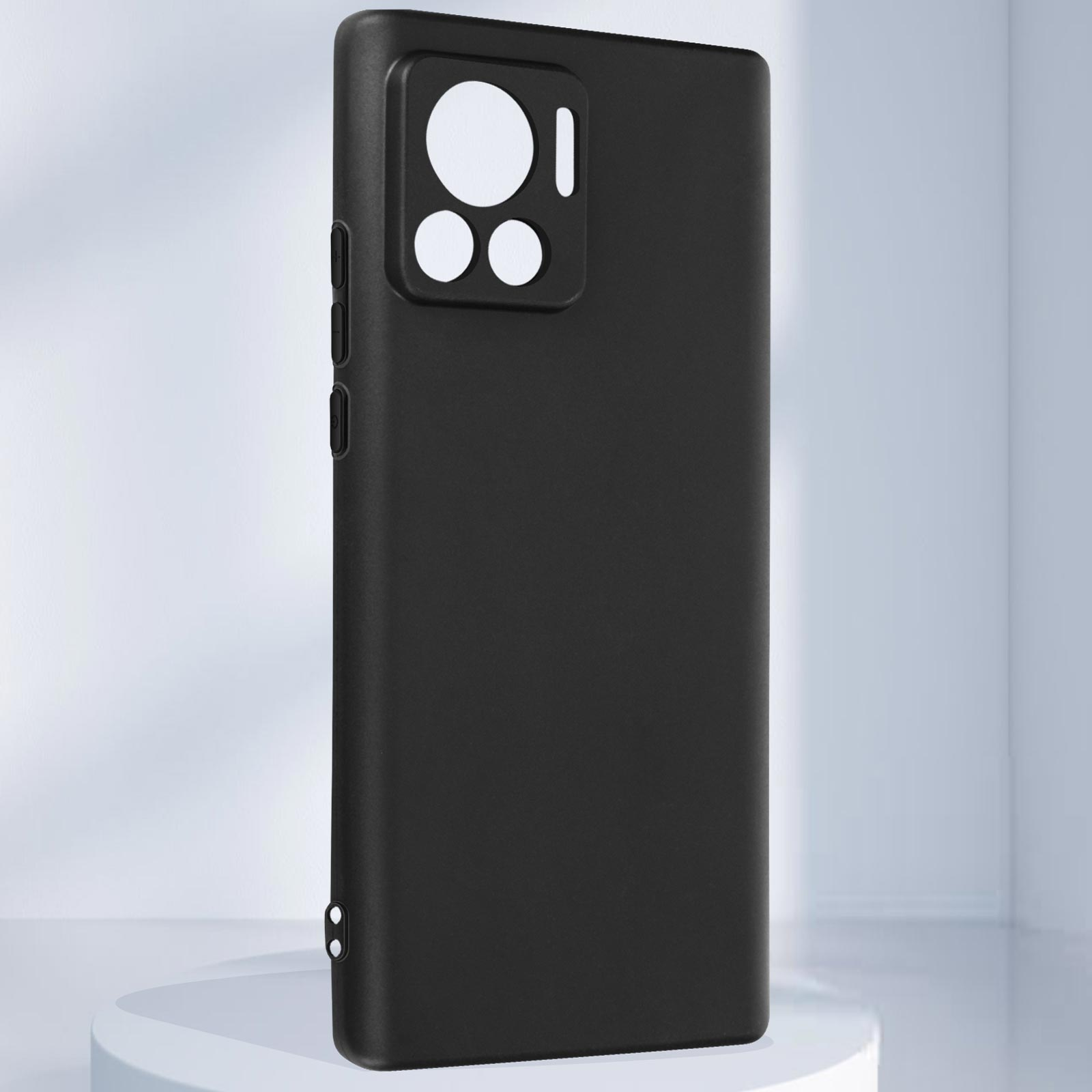 Custodia per telefono nera. La custodia ha una finitura liscia e opaca e ritagli per la fotocamera e il flash.