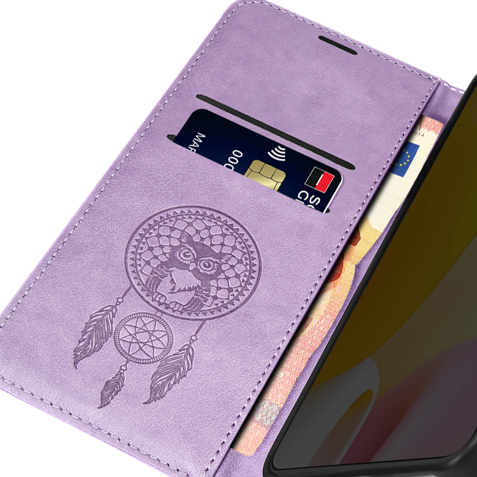 Custodia per telefono viola con un acchiappasogni, una carta e una banconota all'interno. La custodia è aperta.