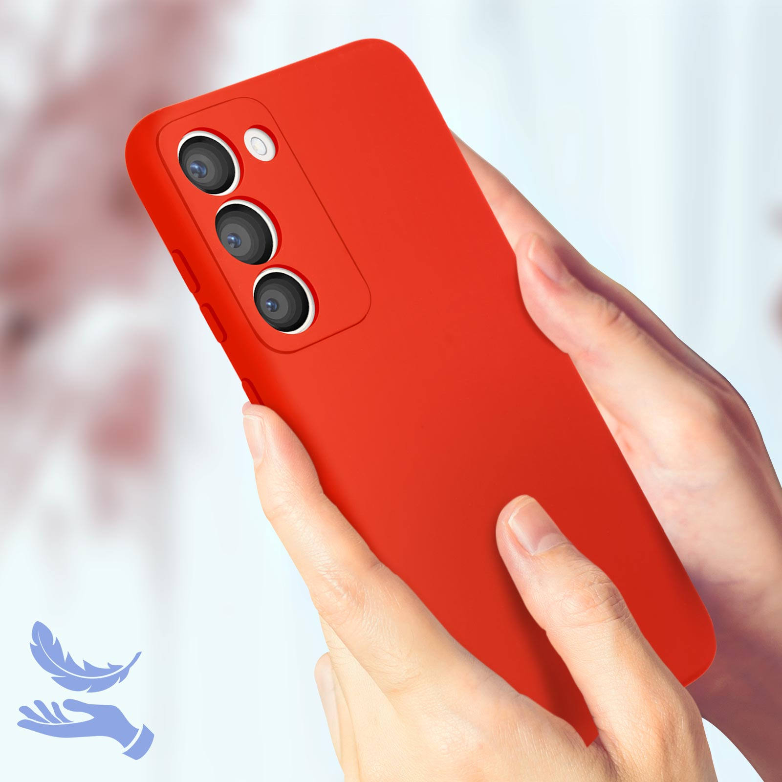 Una custodia rossa per telefono con configurazione a tripla fotocamera, tenuta in mano. Un'icona di piuma e mano in basso a sinistra.