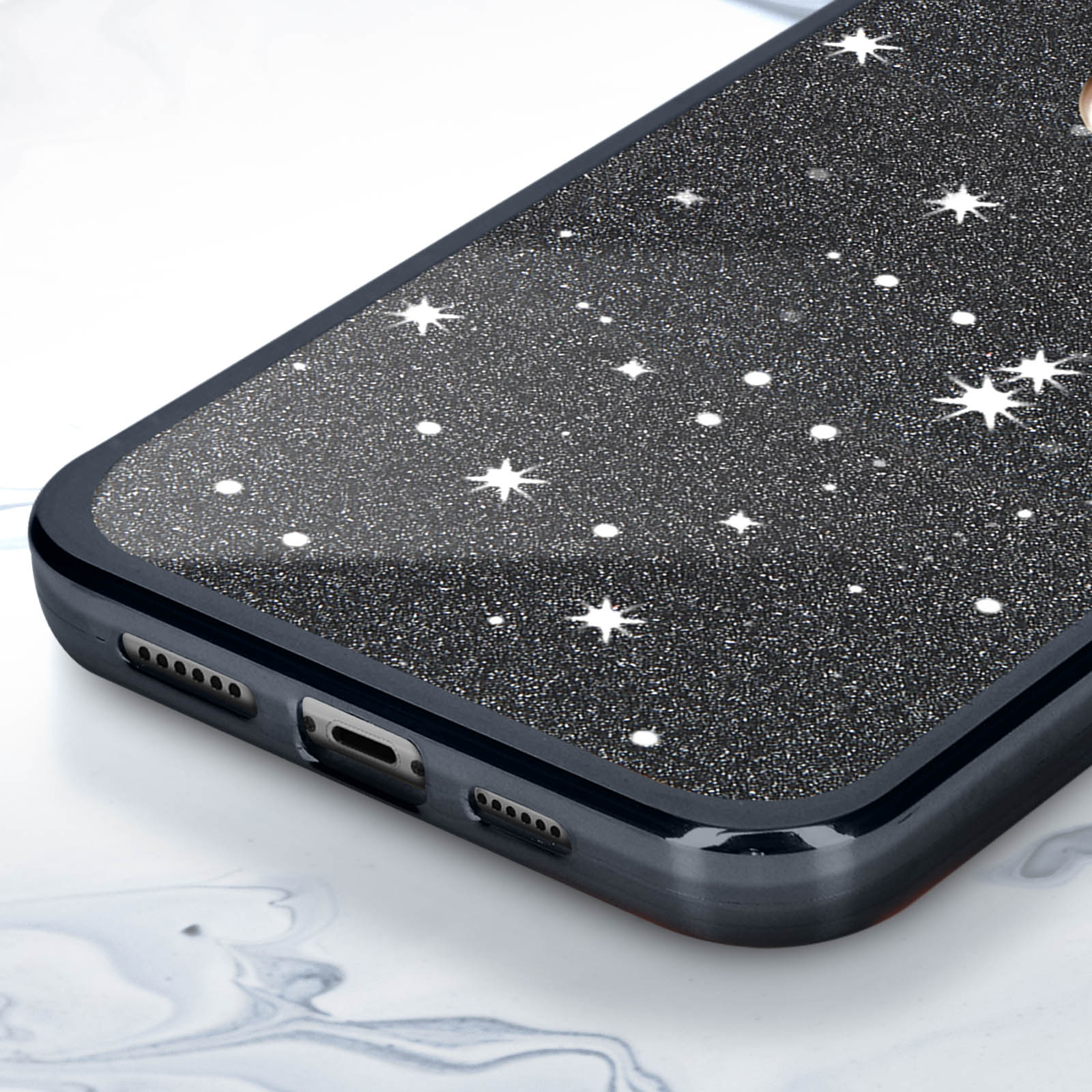 Primo piano della parte posteriore di un telefono con un design stellato, che mostra fotocamera e porte.