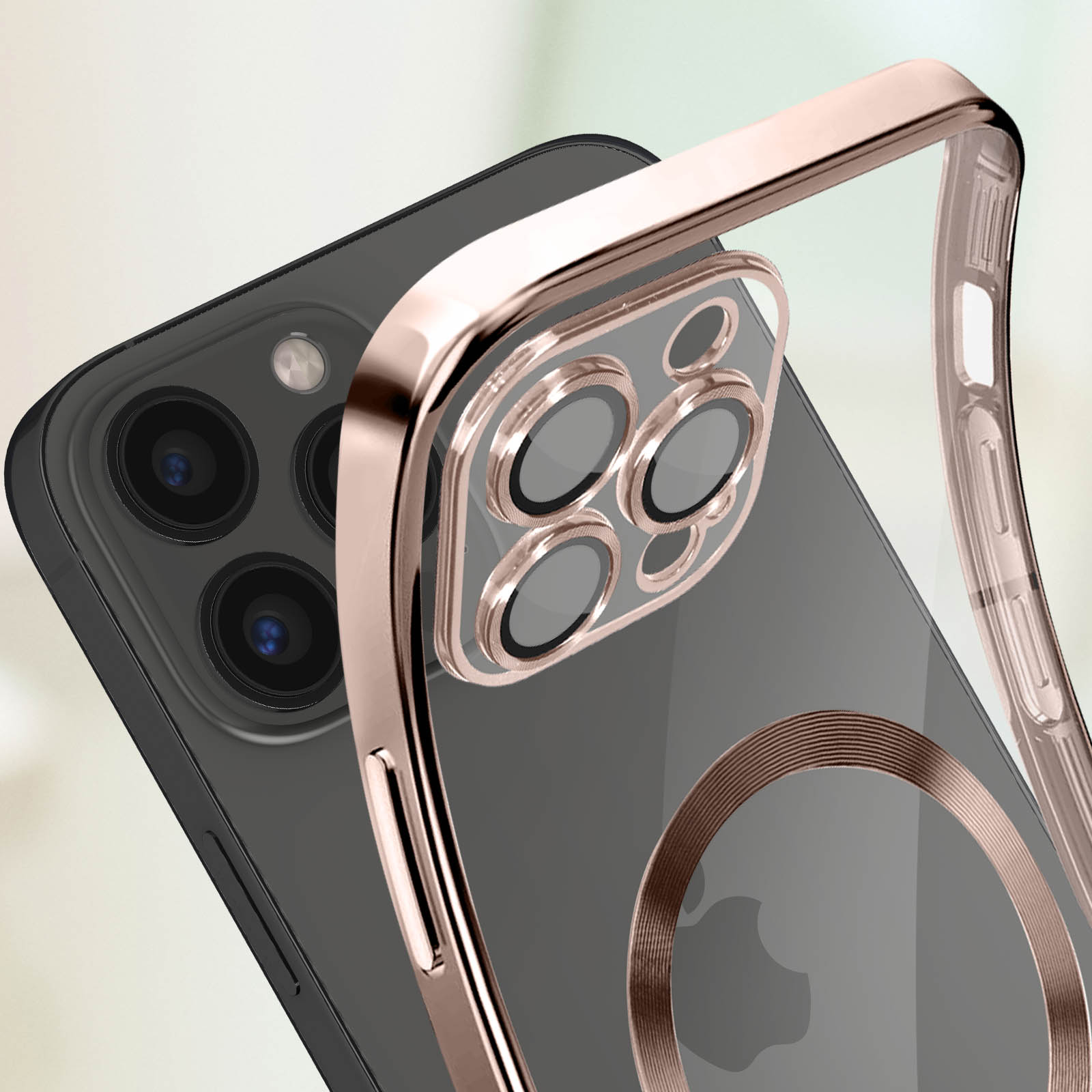 Viene mostrata una custodia trasparente per telefono con bordo dorato. Il telefono ha un retro nero e un rigonfiamento della fotocamera.