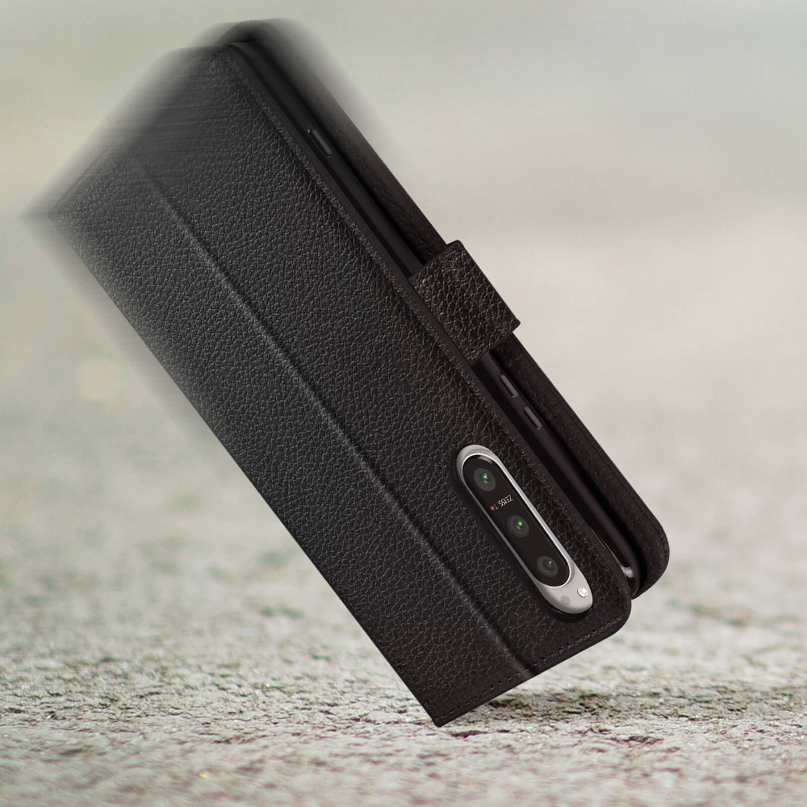 Funda de teléfono negra con teléfono dentro, fondo gris.