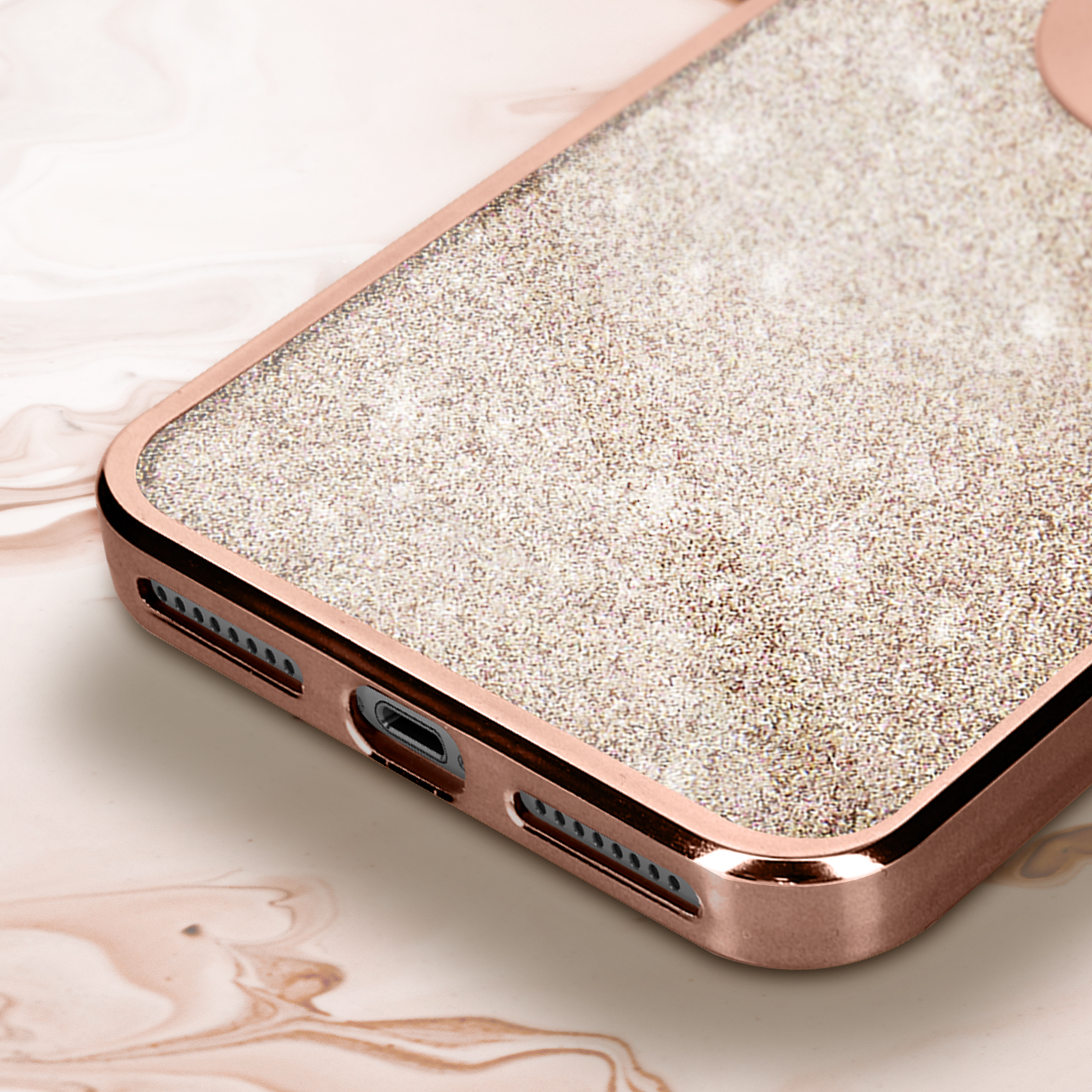 Custodia per telefono oro rosa con glitter. La custodia ha una superficie lucida.