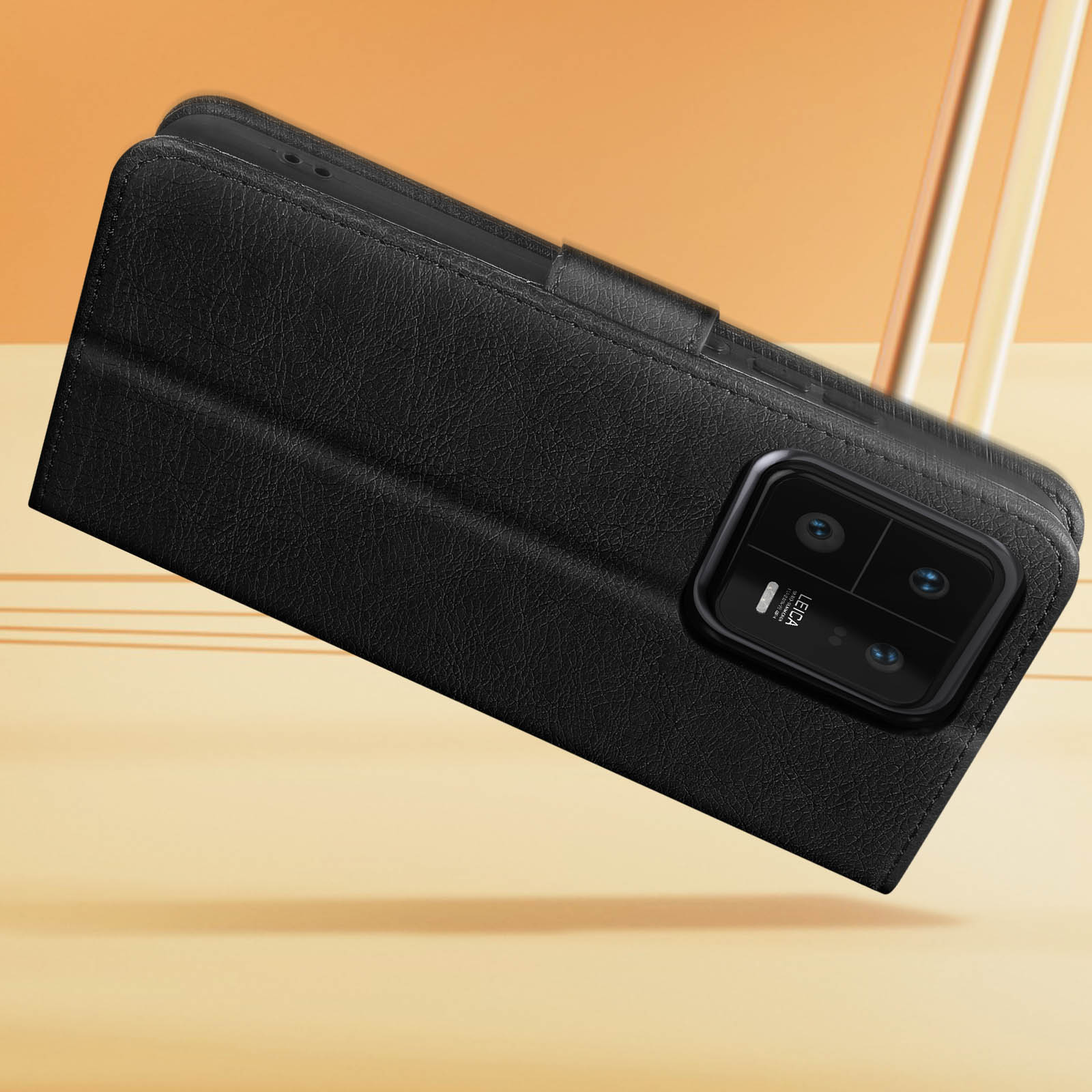 Un étui de téléphone noir ouvert sur une surface. Le téléphone a une caméra Leica.