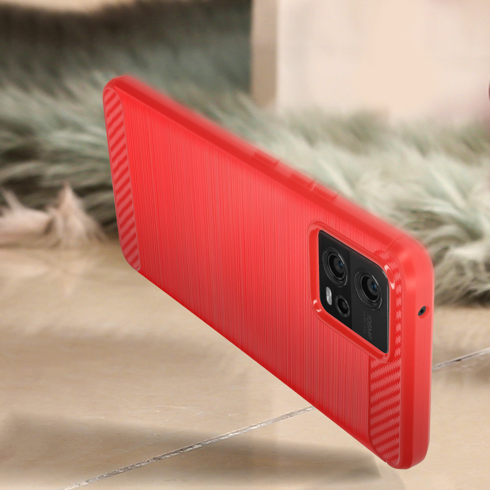Una custodia per telefono rossa con un design strutturato. La custodia mostra la fotocamera del telefono.