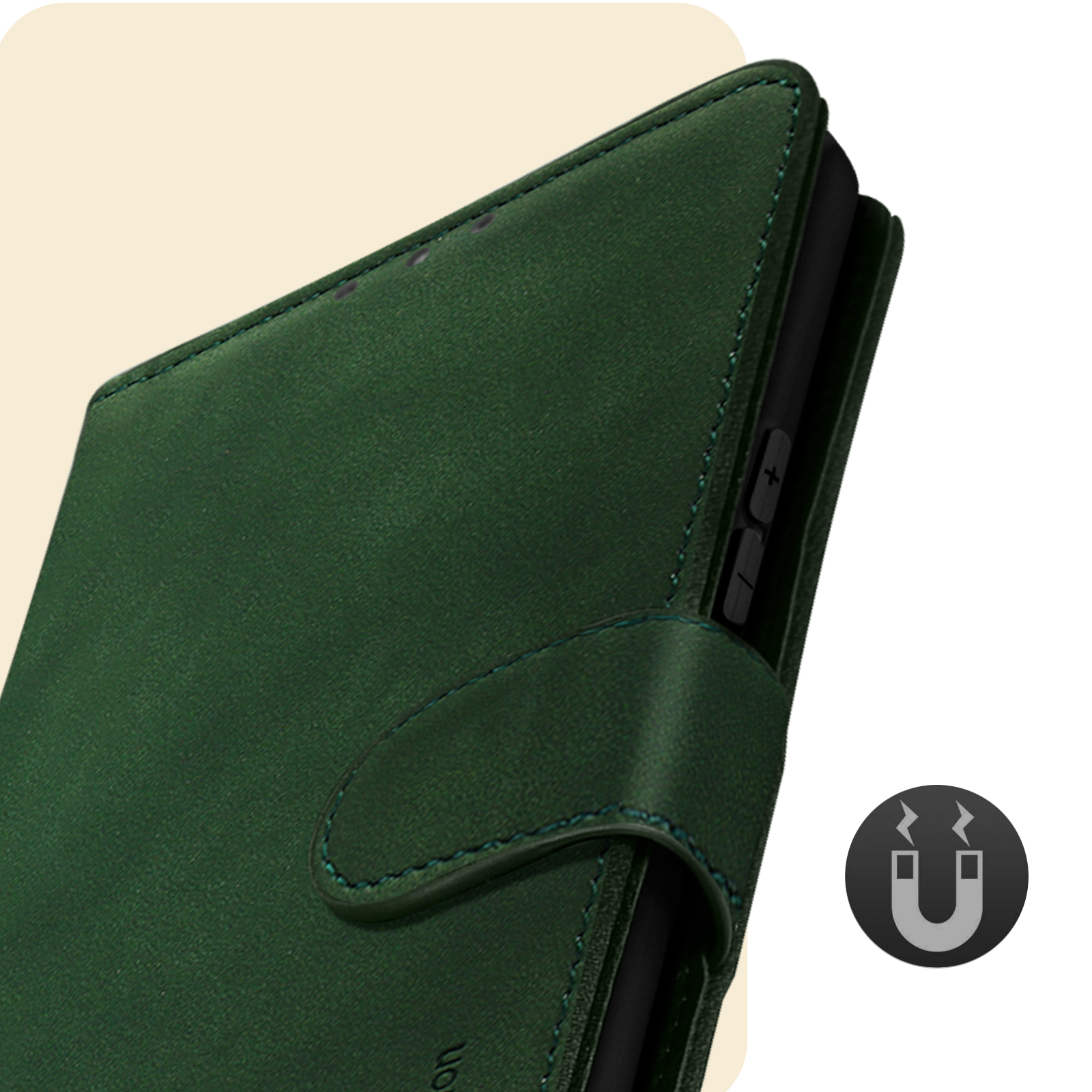 Custodia per telefono verde con un simbolo magnetico. La custodia è ripiegata su un telefono, mostrando i pulsanti laterali.
