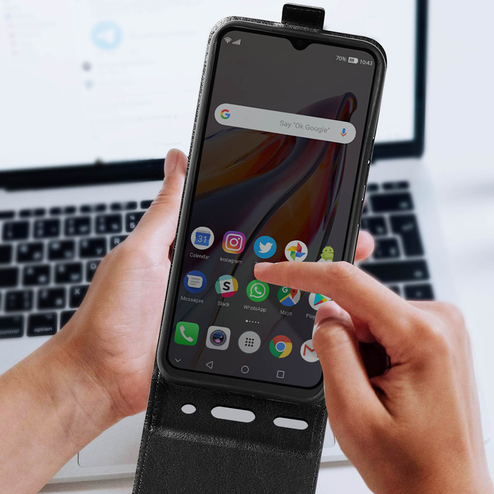 Un telefono in una custodia, tenuto in mano. Lo schermo mostra app e una barra di ricerca di Google.
