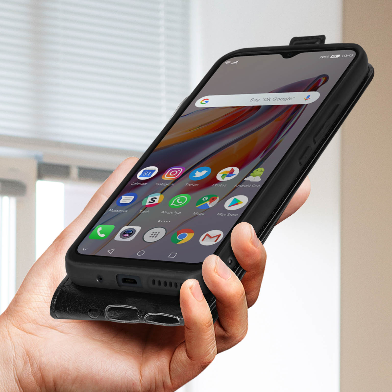 Persona che tiene un telefono con icone di app visibili sullo schermo.
