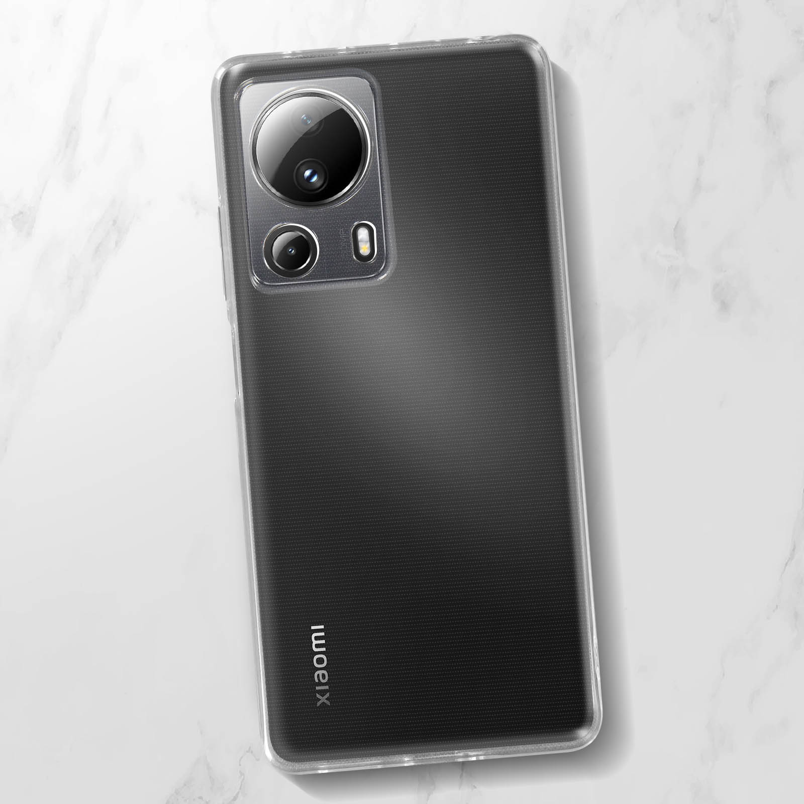 Uno smartphone con una custodia trasparente, che mostra la fotocamera e il logo Xiaomi.