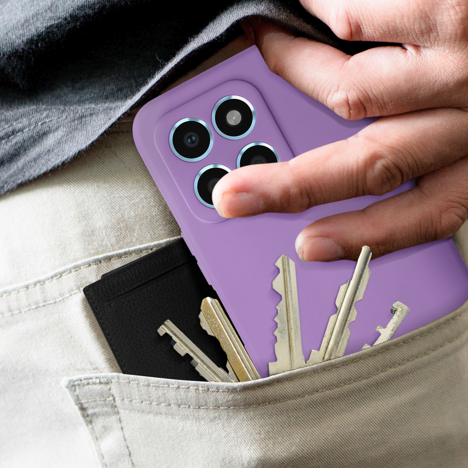 Coque de téléphone violette dans poche avec clés et porte-cartes.