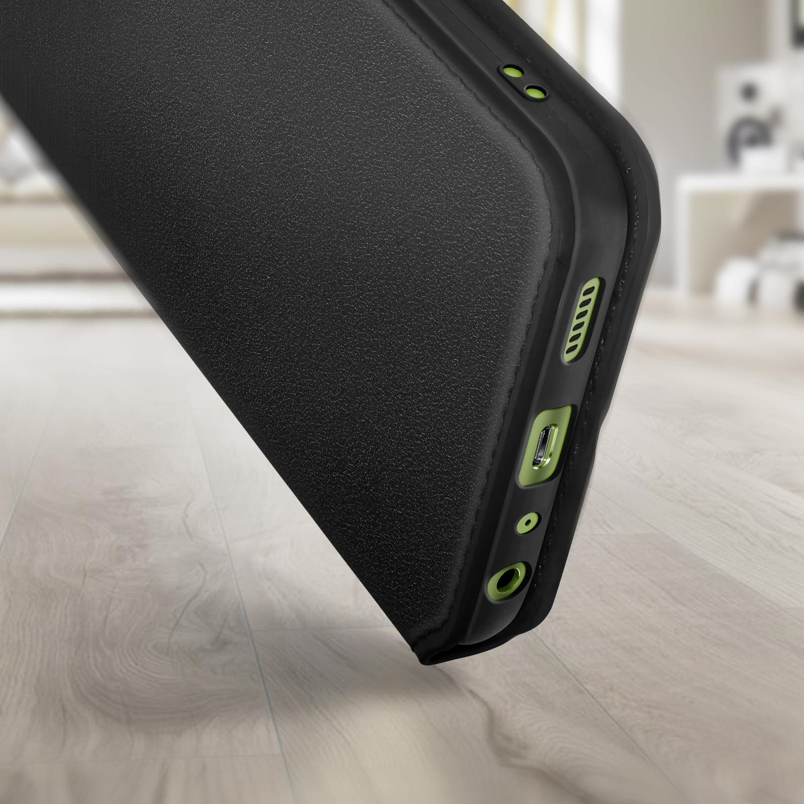 Close-up van een zwarte telefoonhoes met een groen accent.