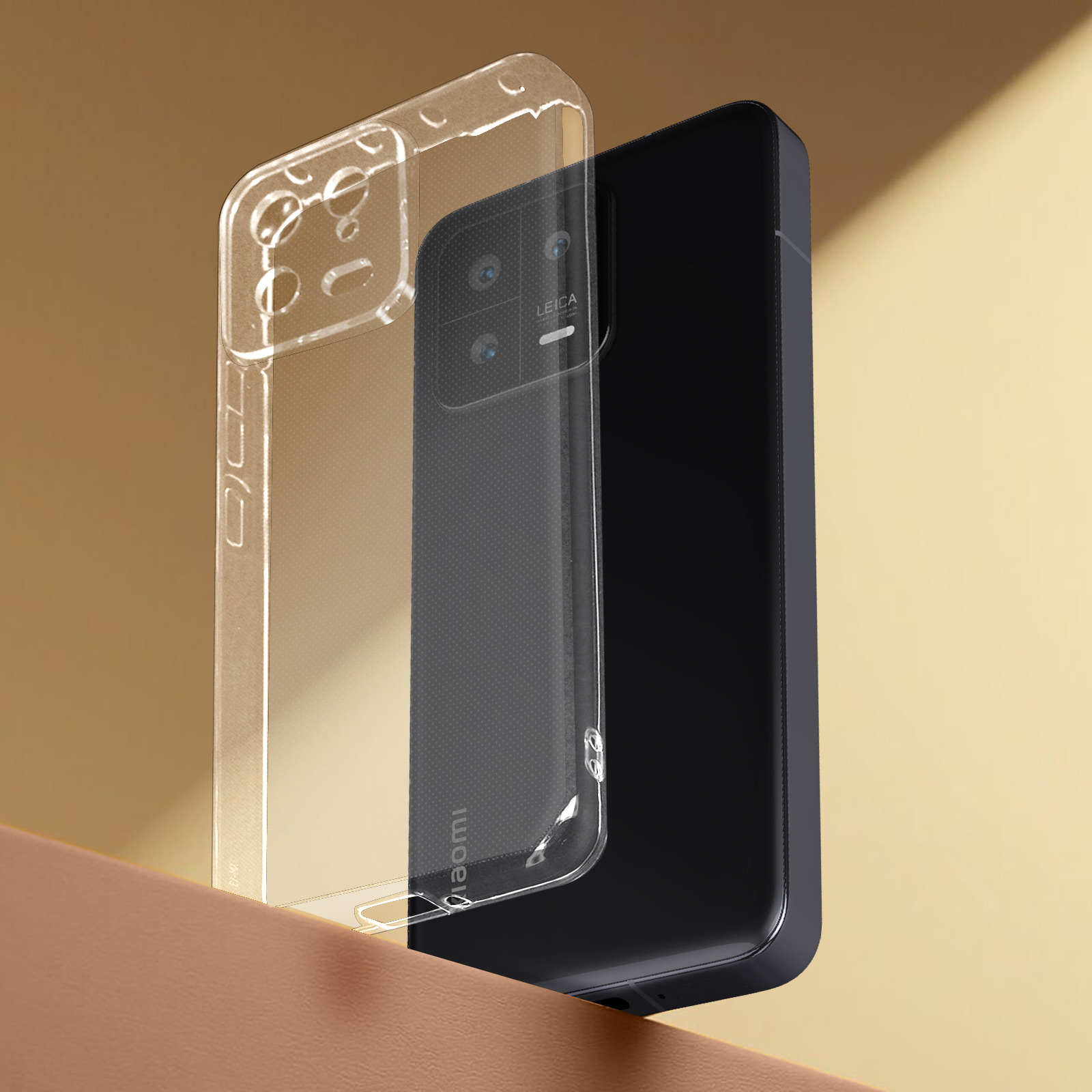 Una custodia per telefono con una parte trasparente e una parte nera. La fotocamera è visibile. Il telefono è dentro.