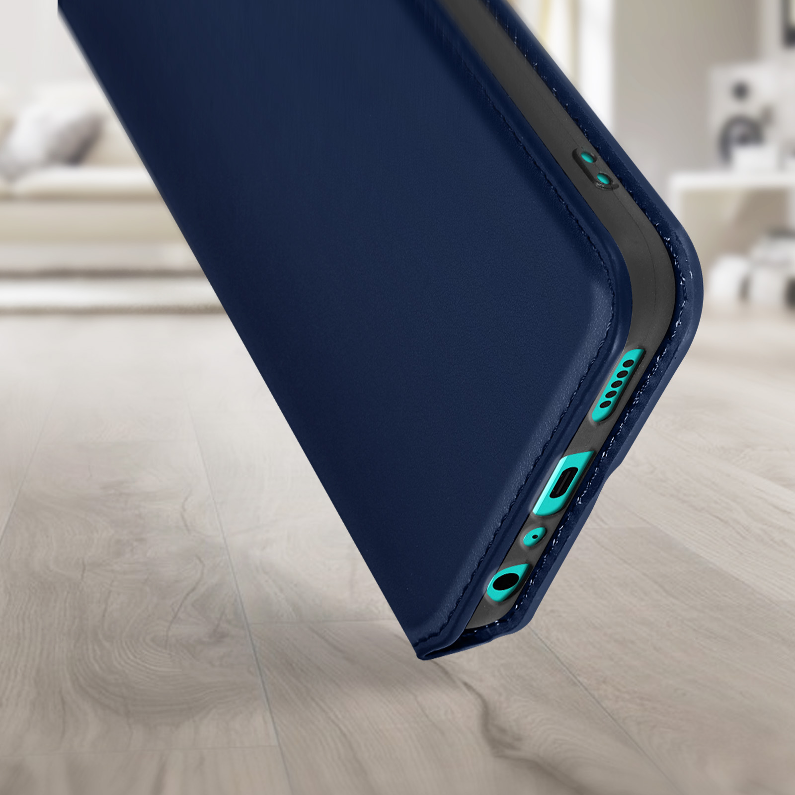 Close-up van een blauwe telefoonhoes. De zijaanzicht toont de poorten en de rand van de telefoon.